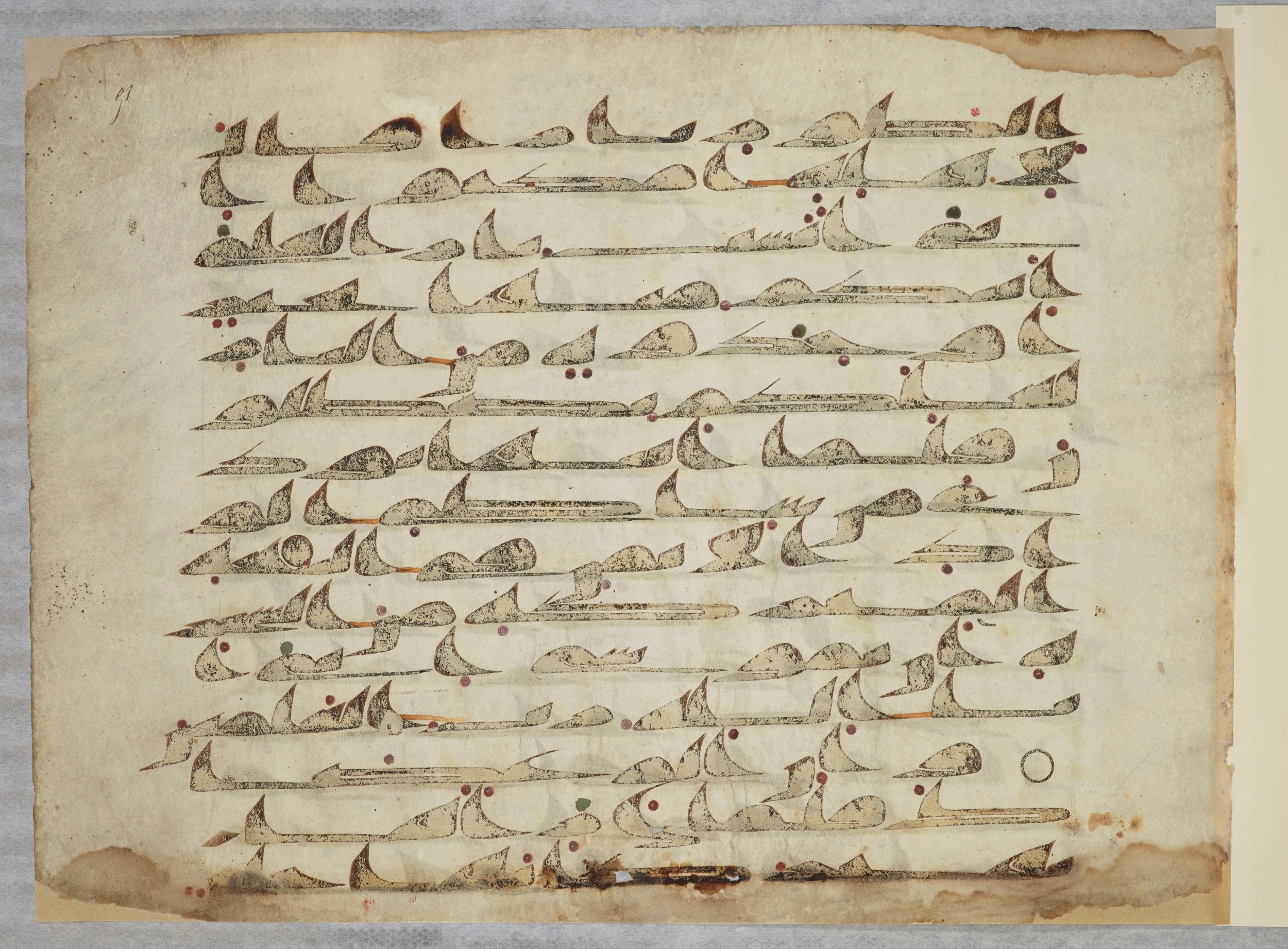 Arabe 334 (d) (Scan 4), in Unclassified script, showing Surah 28:29 from 8th to 9th Century AD found in al-Fusṭāṭ (Old Cairo), Egypt, currently housed at Bibliothèque nationale de France, Paris