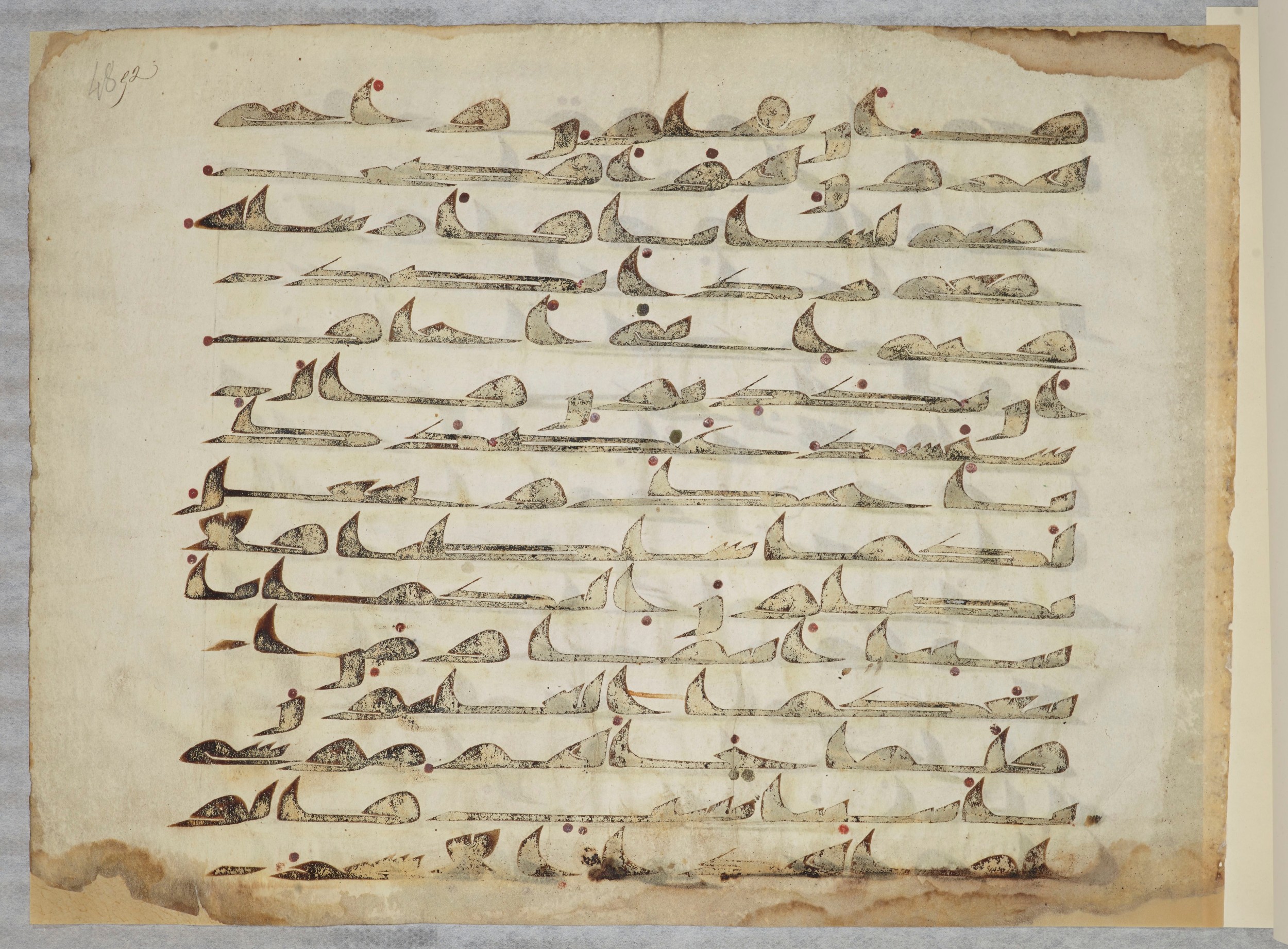 Arabe 334 (d) (Scan 2), in Unclassified script, showing Surah 28:35 from 8th to 9th Century AD found in al-Fusṭāṭ (Old Cairo), Egypt, currently housed at Bibliothèque nationale de France, Paris