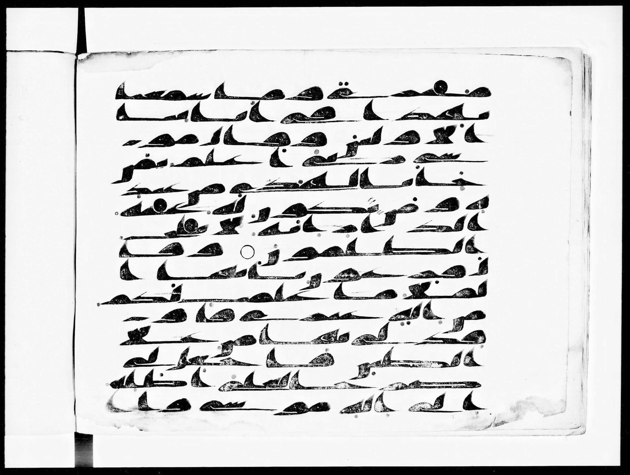 Arabe 334 (d) (Scan 3), in Unclassified script, showing Surah 28:36 from 8th to 9th Century AD found in al-Fusṭāṭ (Old Cairo), Egypt, currently housed at Bibliothèque nationale de France, Paris