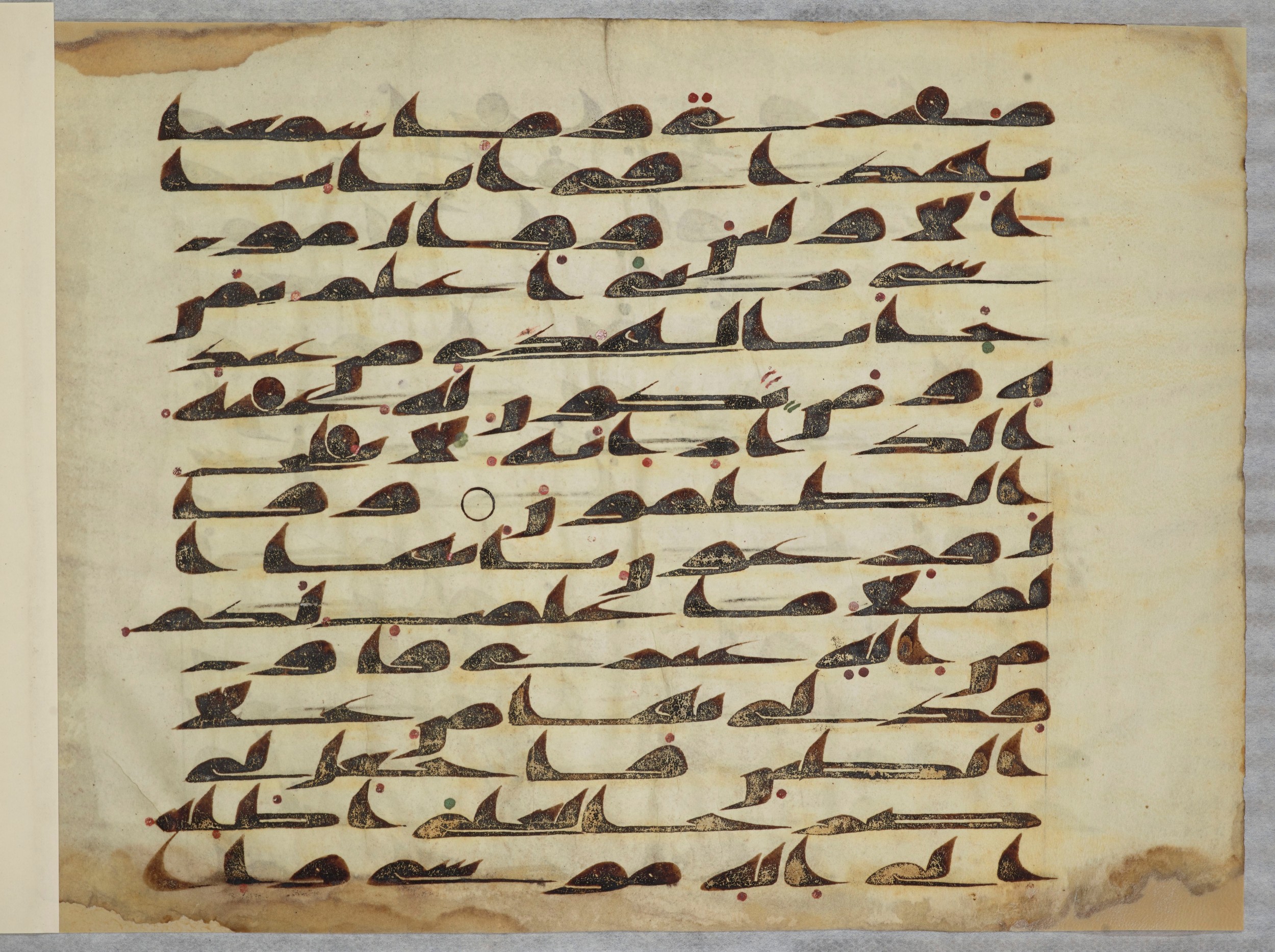Arabe 334 (d) (Scan 4), in Unclassified script, showing Surah 28:36 from 8th to 9th Century AD found in al-Fusṭāṭ (Old Cairo), Egypt, currently housed at Bibliothèque nationale de France, Paris