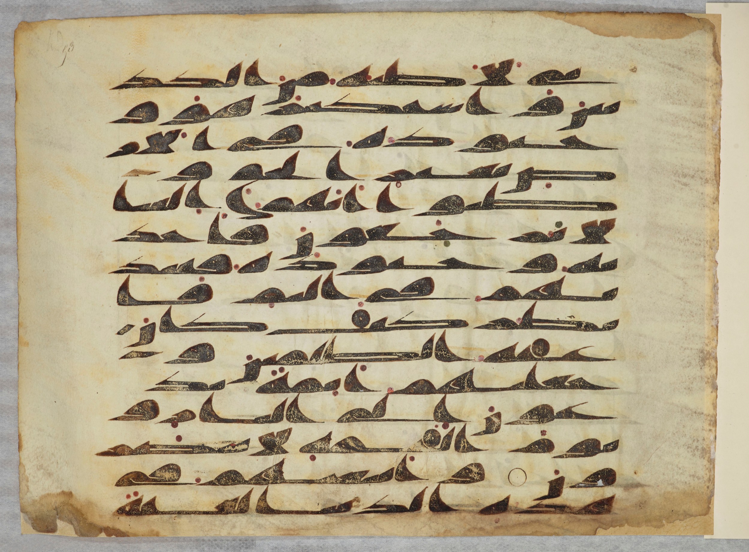 Arabe 334 (d) (Scan 2), in Unclassified script, showing Surah 28:39 from 8th to 9th Century AD found in al-Fusṭāṭ (Old Cairo), Egypt, currently housed at Bibliothèque nationale de France, Paris