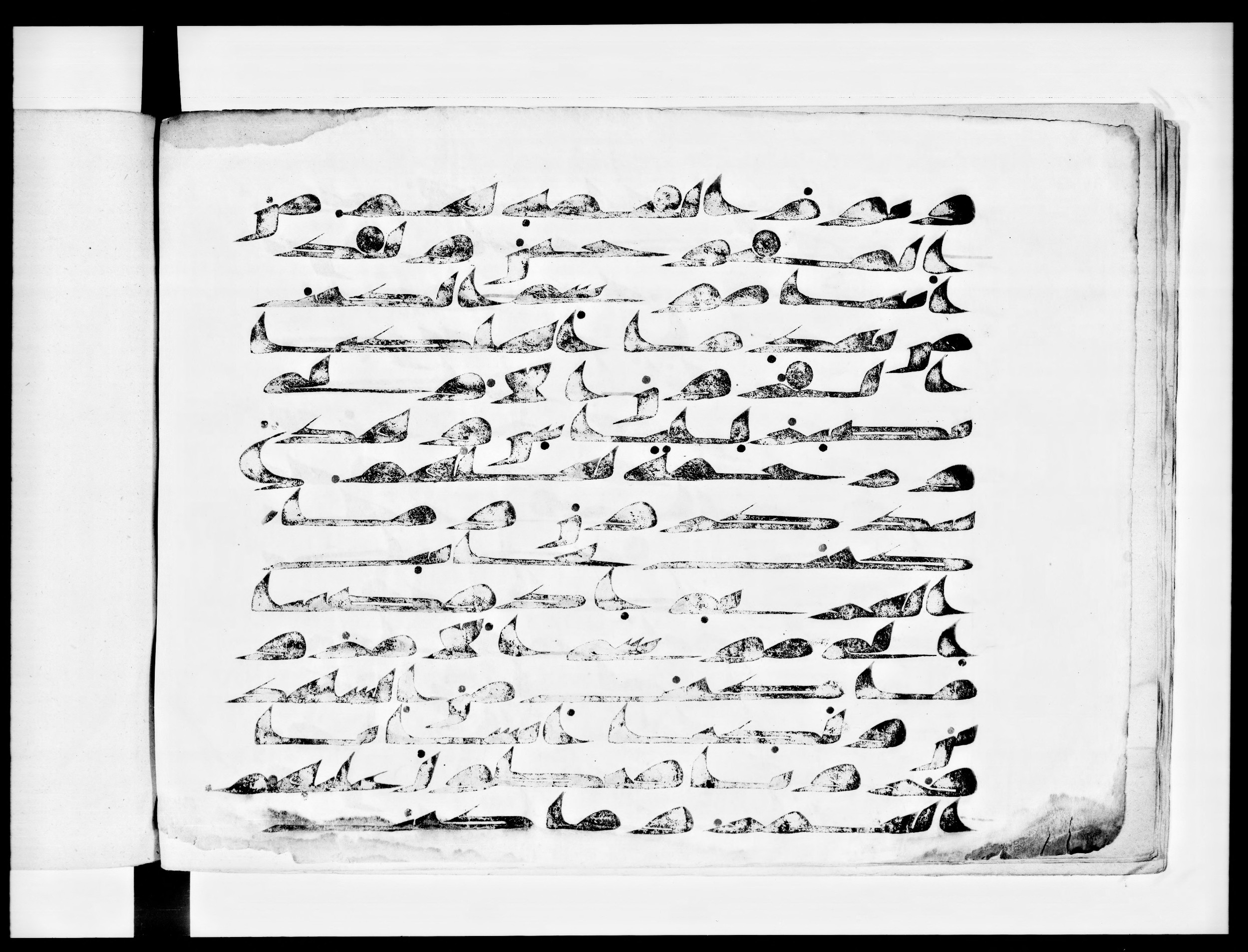 Arabe 334 (d) (Scan 1), in Unclassified script, showing Surah 28:44 from 8th to 9th Century AD found in al-Fusṭāṭ (Old Cairo), Egypt, currently housed at Bibliothèque nationale de France, Paris