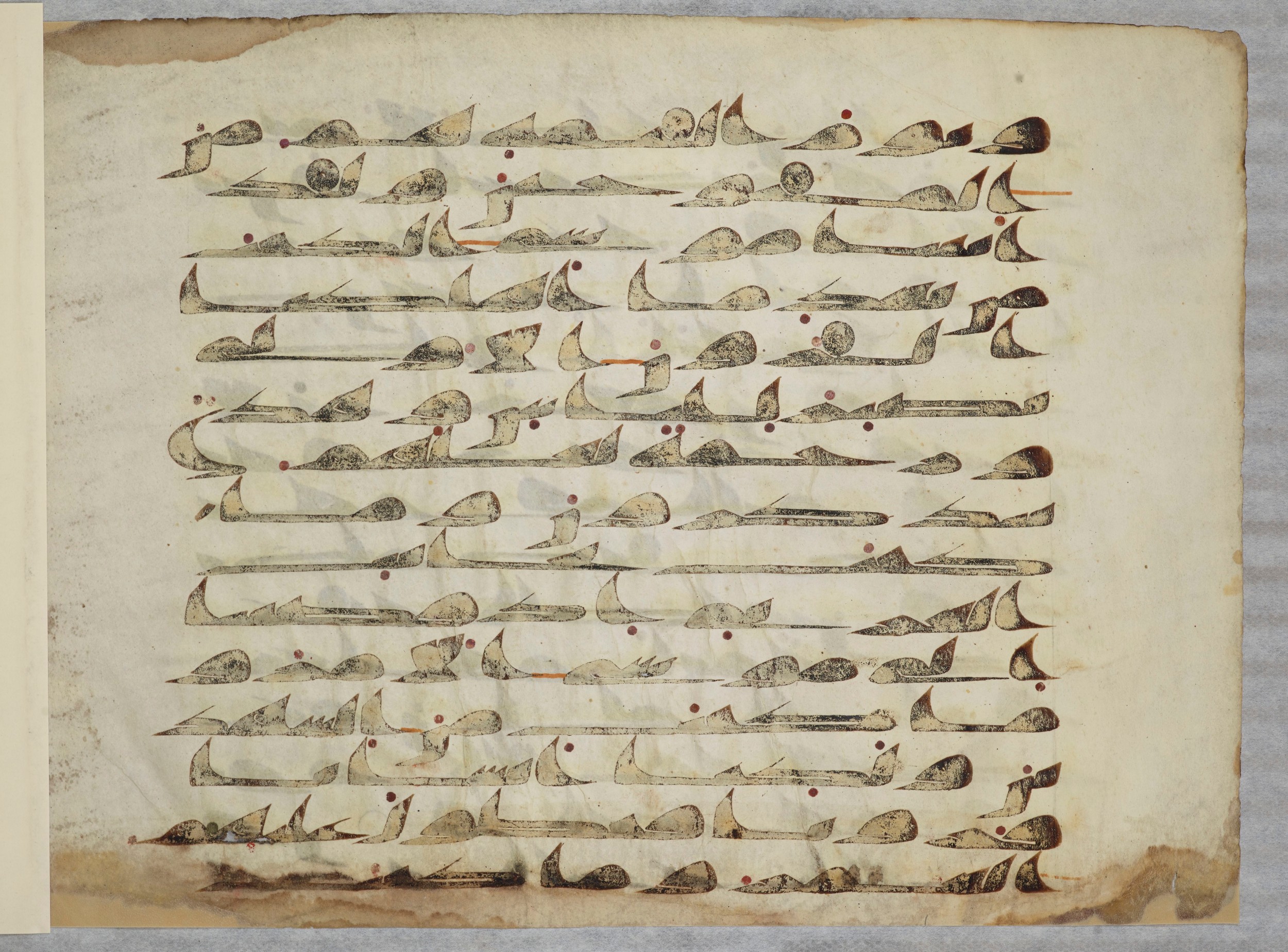 Arabe 334 (d) (Scan 2), in Unclassified script, showing Surah 28:44 from 8th to 9th Century AD found in al-Fusṭāṭ (Old Cairo), Egypt, currently housed at Bibliothèque nationale de France, Paris