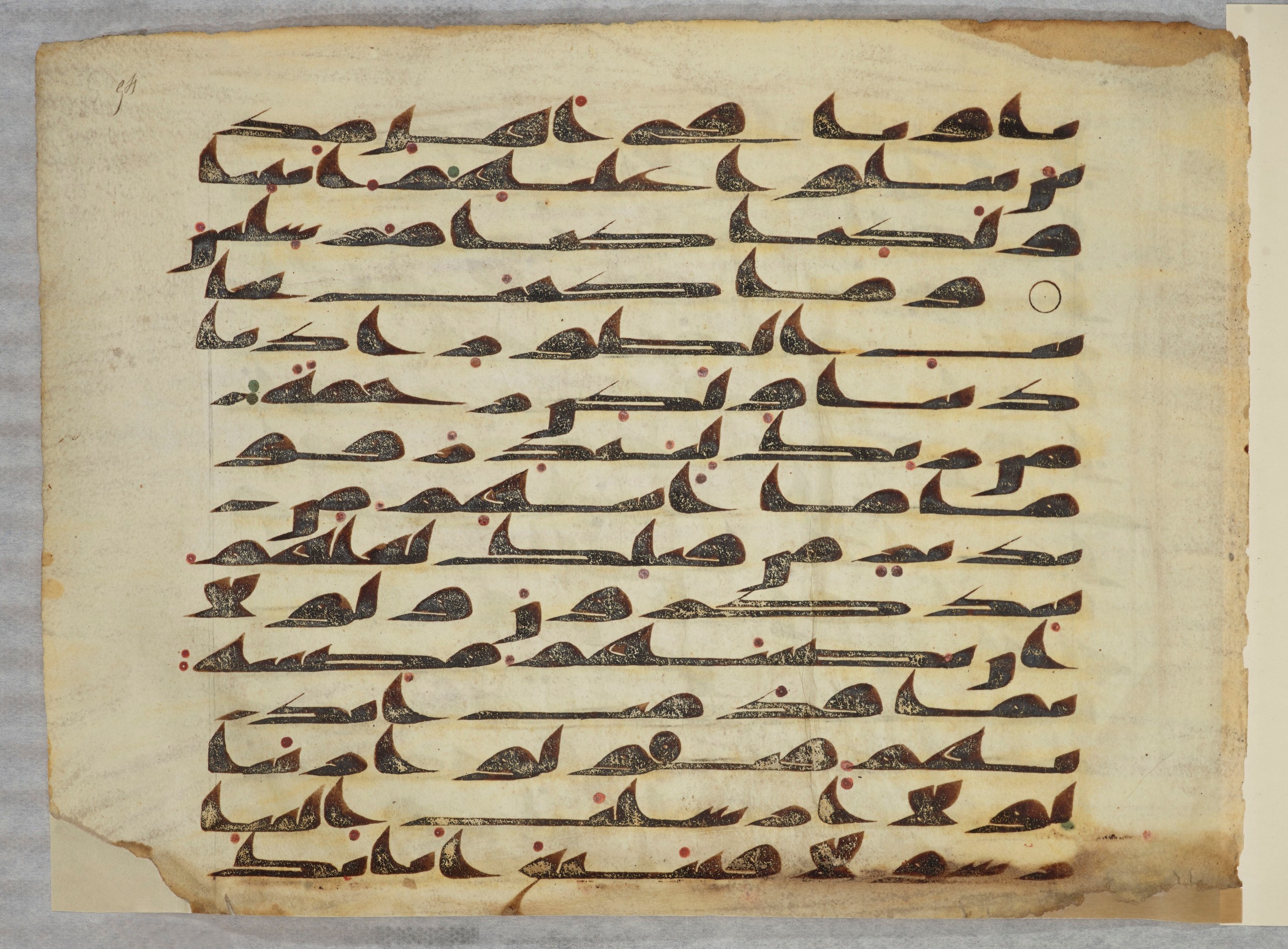 Arabe 334 (d) (Scan 2), in Unclassified script, showing Surah 28:47 from 8th to 9th Century AD found in al-Fusṭāṭ (Old Cairo), Egypt, currently housed at Bibliothèque nationale de France, Paris
