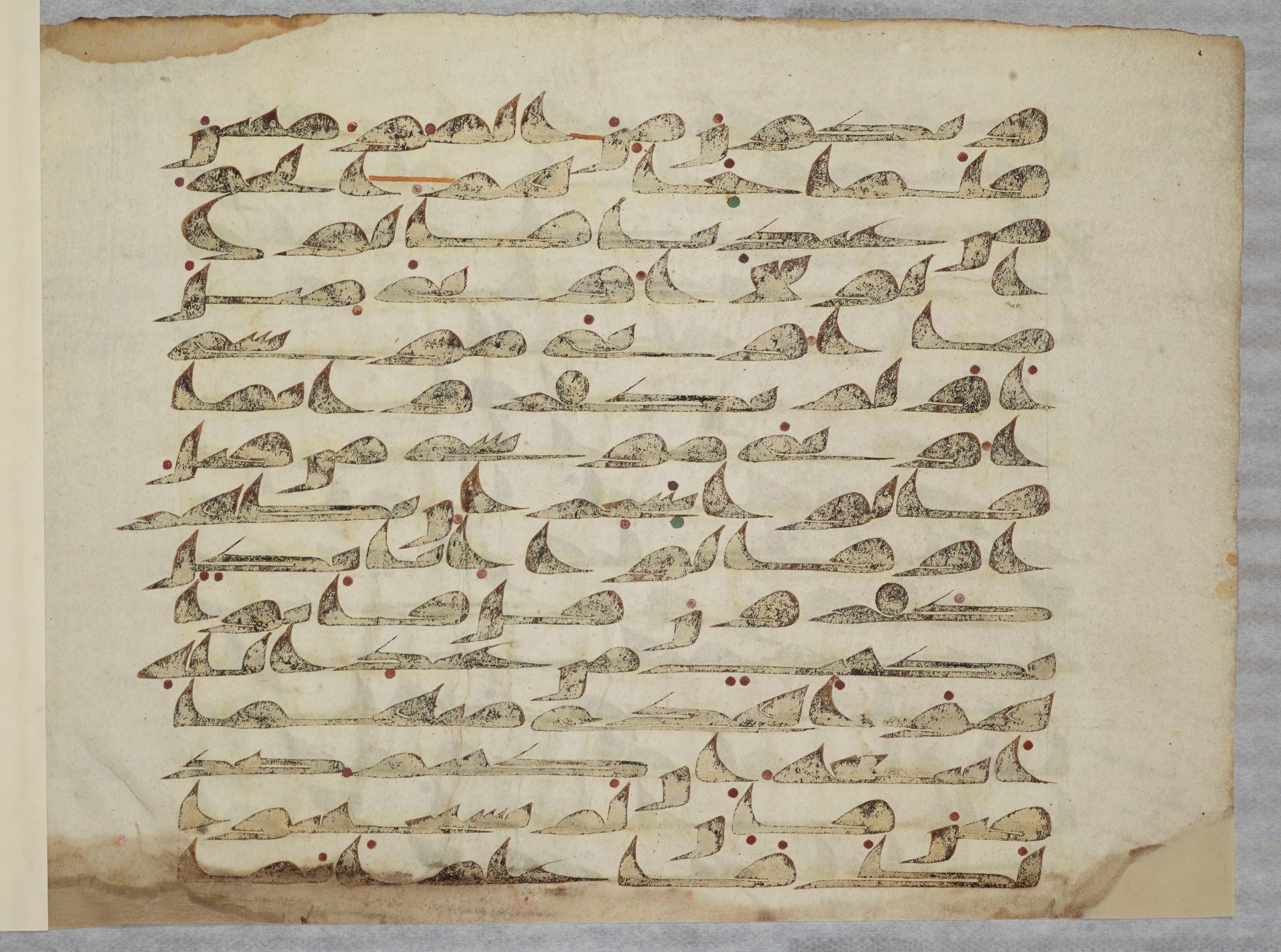 Arabe 334 (d) (Scan 2), in Unclassified script, showing Surah 28:49 from 8th to 9th Century AD found in al-Fusṭāṭ (Old Cairo), Egypt, currently housed at Bibliothèque nationale de France, Paris