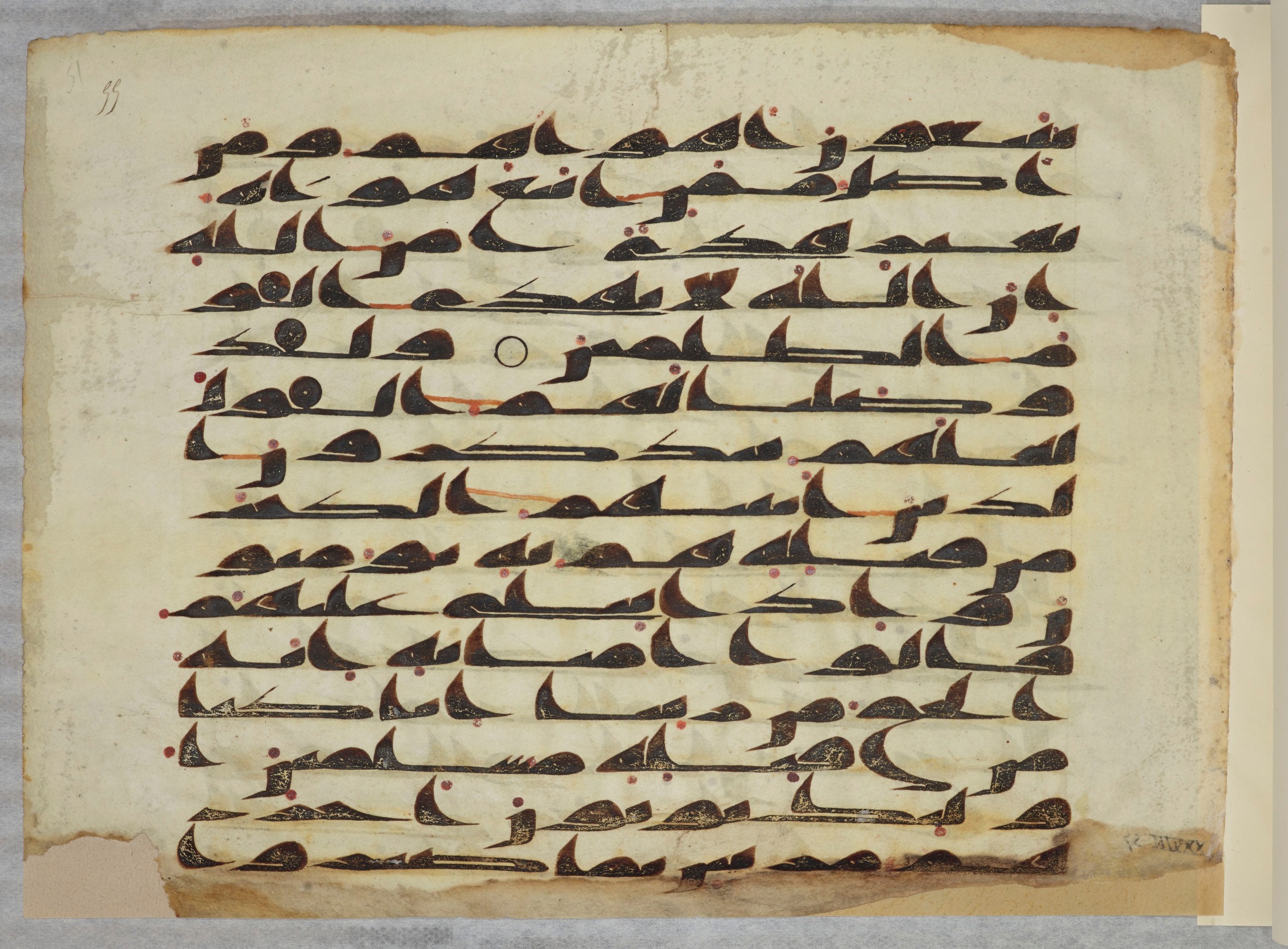 Arabe 334 (d) (Scan 2), in Unclassified script, showing Surah 28:52 from 8th to 9th Century AD found in al-Fusṭāṭ (Old Cairo), Egypt, currently housed at Bibliothèque nationale de France, Paris