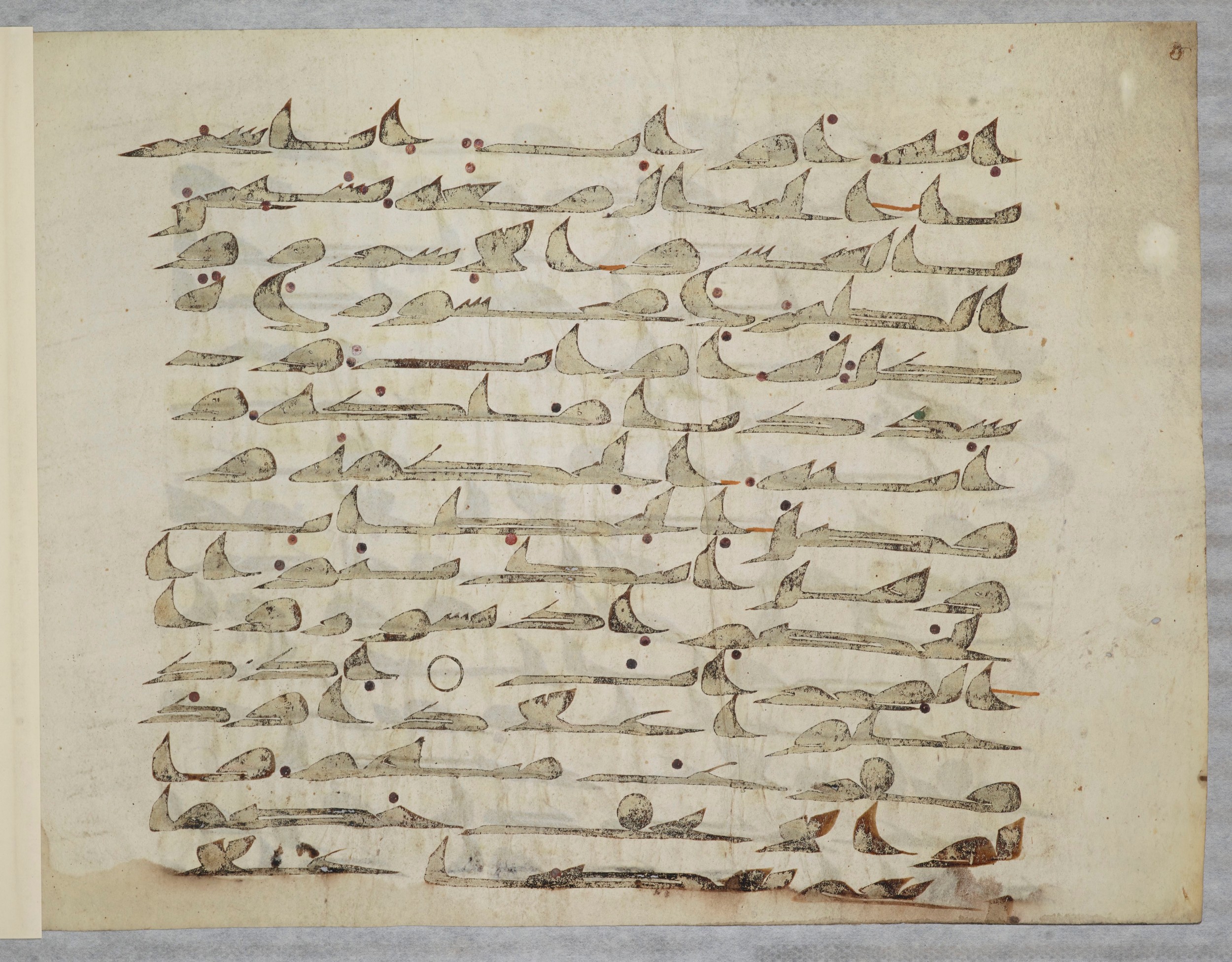 Arabe 334 (d) (Scan 2), in Unclassified script, showing Surah 38:21 from 8th to 9th Century AD found in al-Fusṭāṭ (Old Cairo), Egypt, currently housed at Bibliothèque nationale de France, Paris