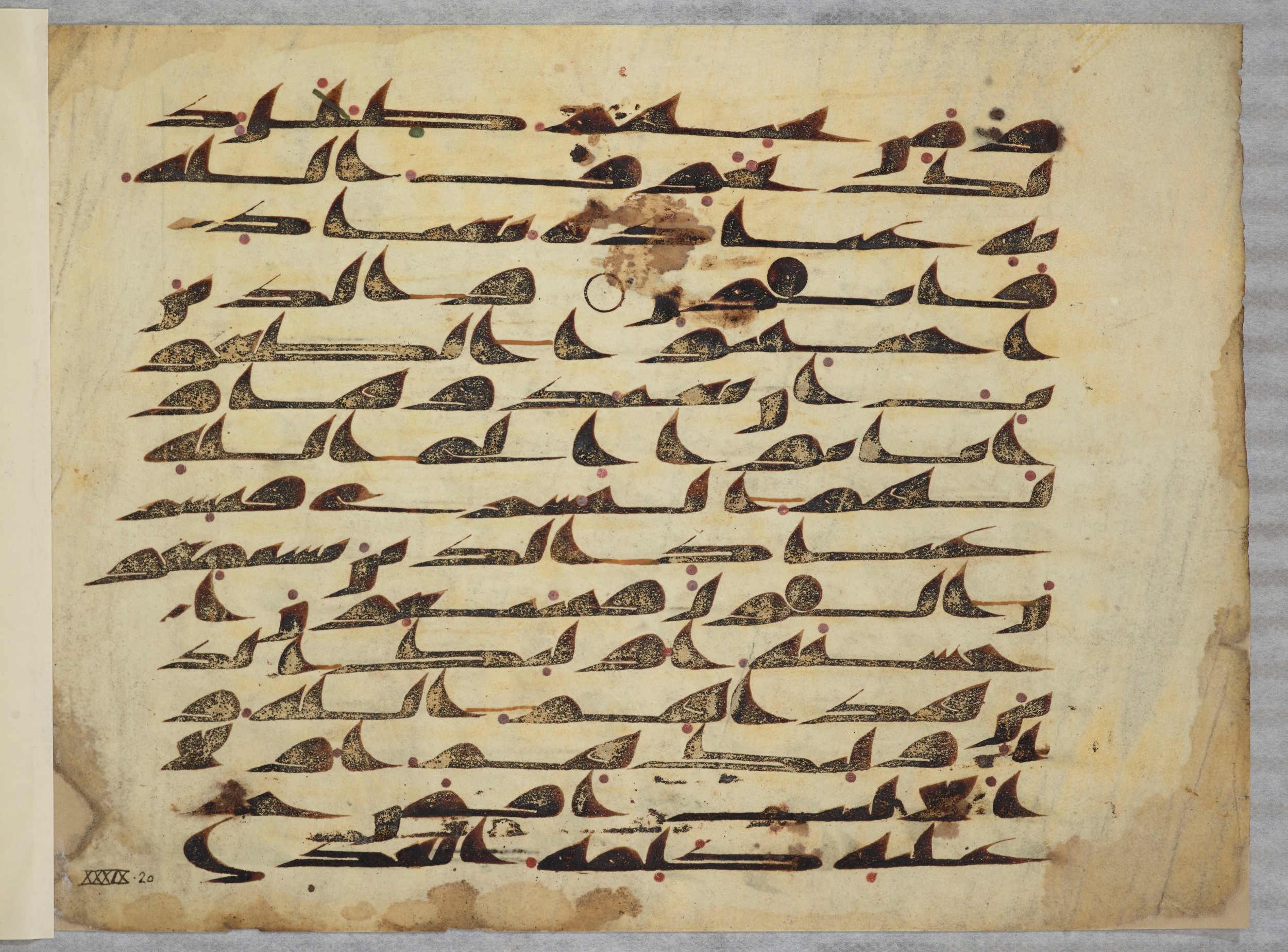 Arabe 334 (d) (Scan 2), in Unclassified script, showing Surah 39:17 from 8th to 9th Century AD found in al-Fusṭāṭ (Old Cairo), Egypt, currently housed at Bibliothèque nationale de France, Paris