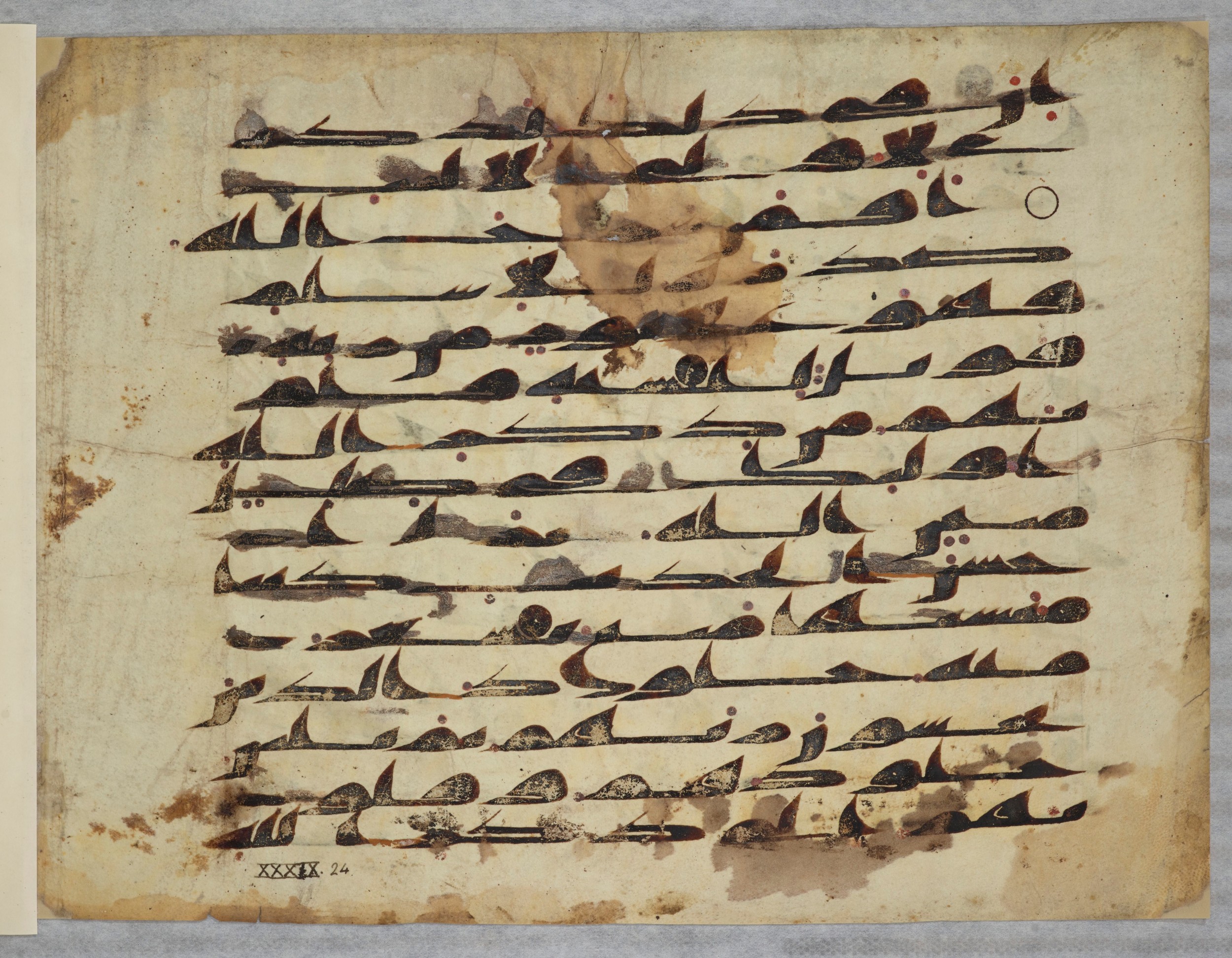 Arabe 334 (d) (Scan 2), in Unclassified script, showing Surah 39:22 from 8th to 9th Century AD found in al-Fusṭāṭ (Old Cairo), Egypt, currently housed at Bibliothèque nationale de France, Paris