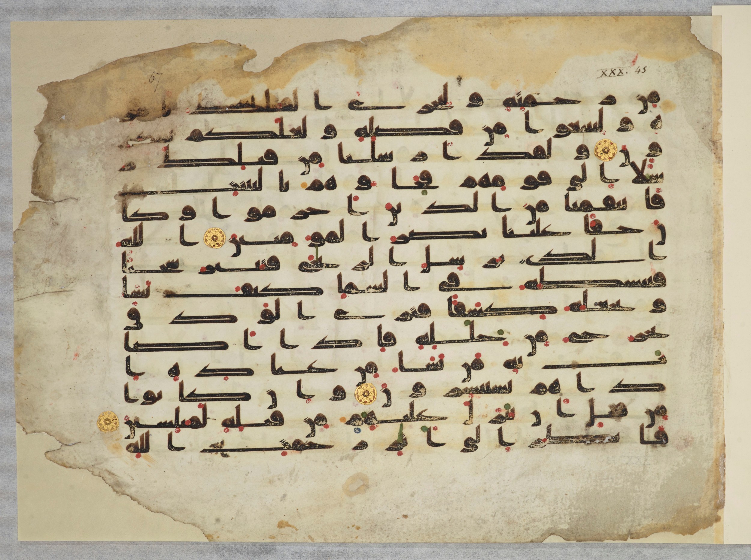 Paris, Bibliothèque nationale de France, Arabe 334 (g) (Scan 2), in Kūfī D.IV script, showing Surah 30:49 from 8th to 9th Century AD found in al-Fusṭāṭ (Old Cairo), Egypt, currently housed at Bibliothèque nationale de France, Paris
