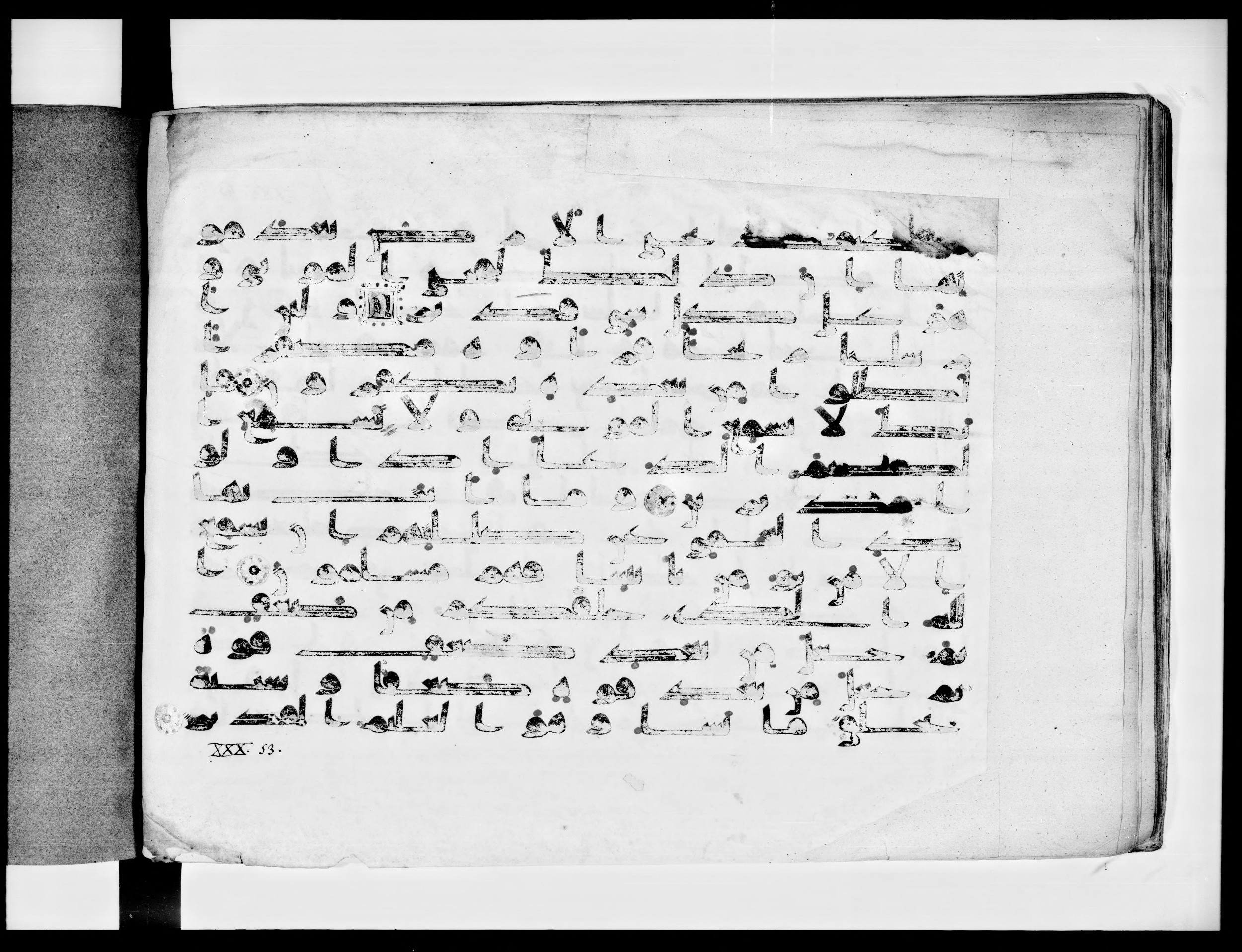 Paris, Bibliothèque nationale de France, Arabe 334 (g) (Scan 1), in Kūfī D.IV script, showing Surah 30:52 from 8th to 9th Century AD found in al-Fusṭāṭ (Old Cairo), Egypt, currently housed at Bibliothèque nationale de France, Paris