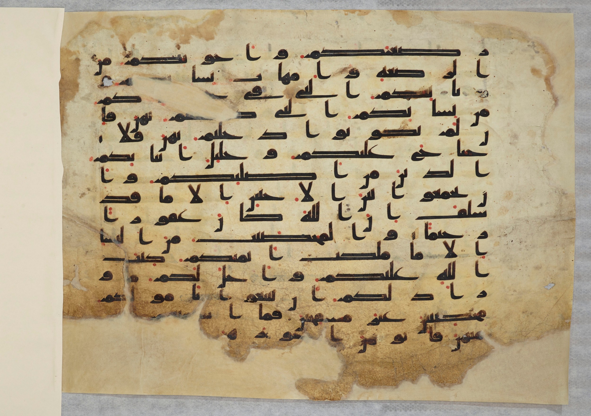 Paris, Bibliothèque nationale de France, Arabe 334 (h) (Scan 2), in Kufic B.II script, showing Surah 4:24 from 8th to 9th Century AD found in Fustat (Old Cairo), Egypt, currently housed at Bibliothèque nationale de France, Paris