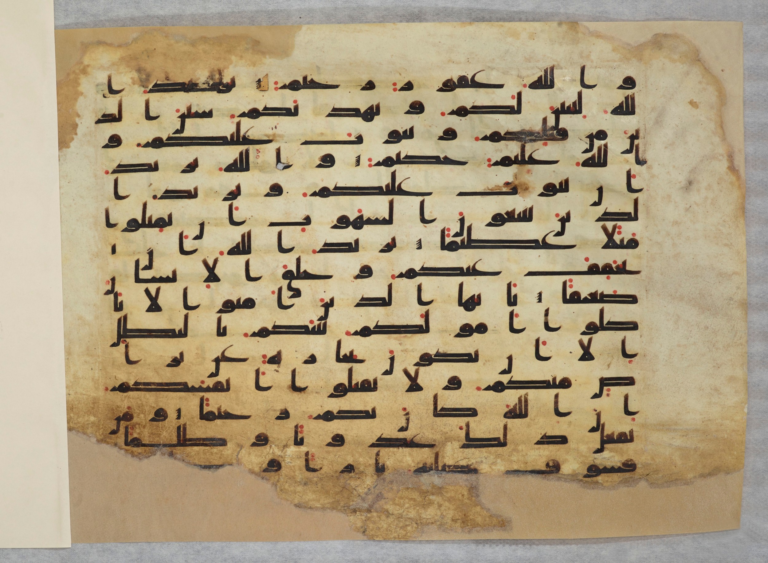 Paris, Bibliothèque nationale de France, Arabe 334 (h) (Scan 2), in Kufic B.II script, showing Surah 4:29 from 8th to 9th Century AD found in Fustat (Old Cairo), Egypt, currently housed at Bibliothèque nationale de France, Paris