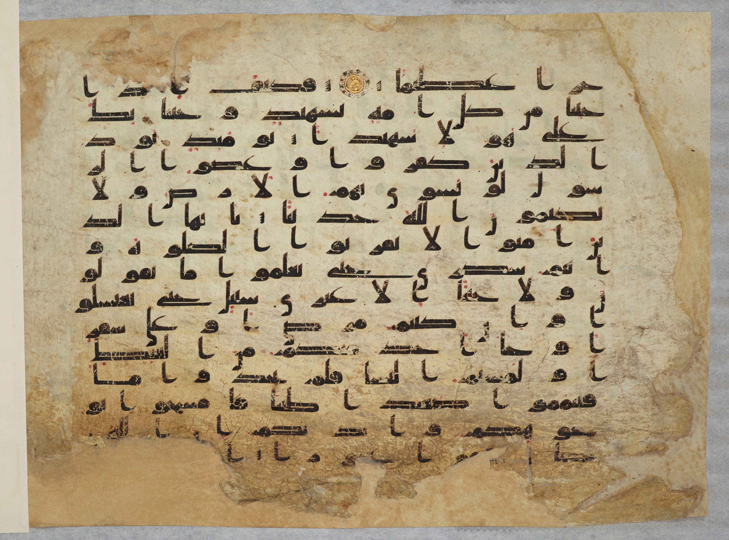 Paris, Bibliothèque nationale de France, Arabe 334 (h) (Scan 2), in Kufic B.II script, showing Surah 4:41 from 8th to 9th Century AD found in Fustat (Old Cairo), Egypt, currently housed at Bibliothèque nationale de France, Paris