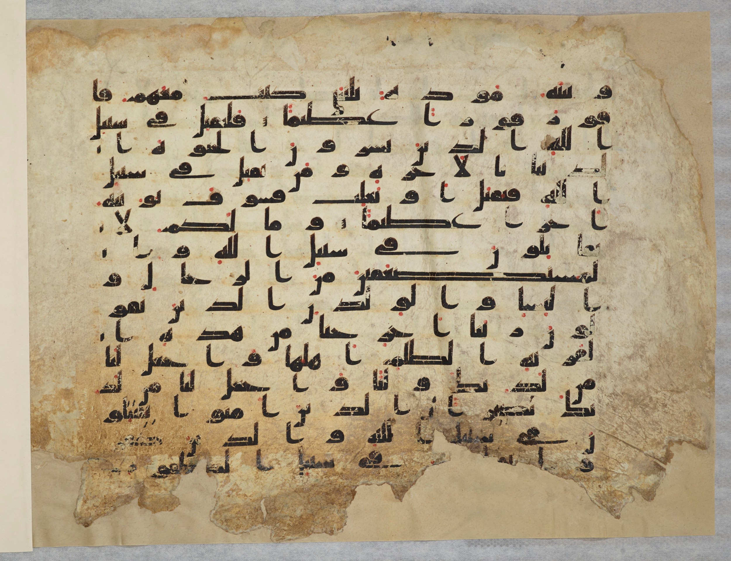 Paris, Bibliothèque nationale de France, Arabe 334 (h) (Scan 2), in Kufic B.II script, showing Surah 4:76 from 8th to 9th Century AD found in Fustat (Old Cairo), Egypt, currently housed at Bibliothèque nationale de France, Paris