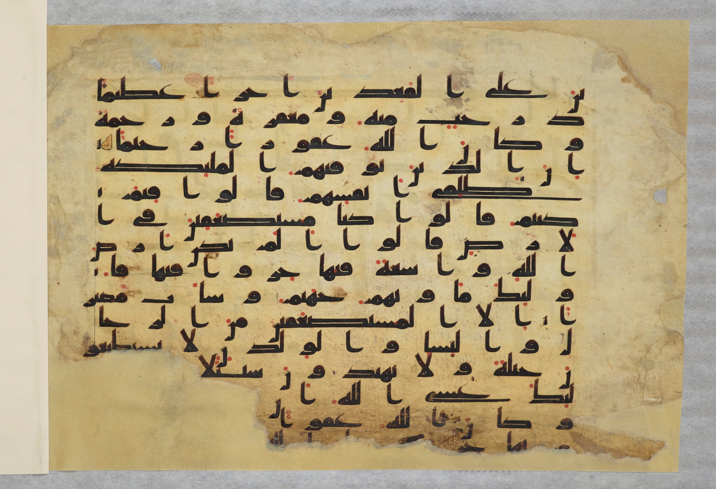 Paris, Bibliothèque nationale de France, Arabe 334 (h) (Scan 2), in Kufic B.II script, showing Surah 4:97 from 8th to 9th Century AD found in Fustat (Old Cairo), Egypt, currently housed at Bibliothèque nationale de France, Paris
