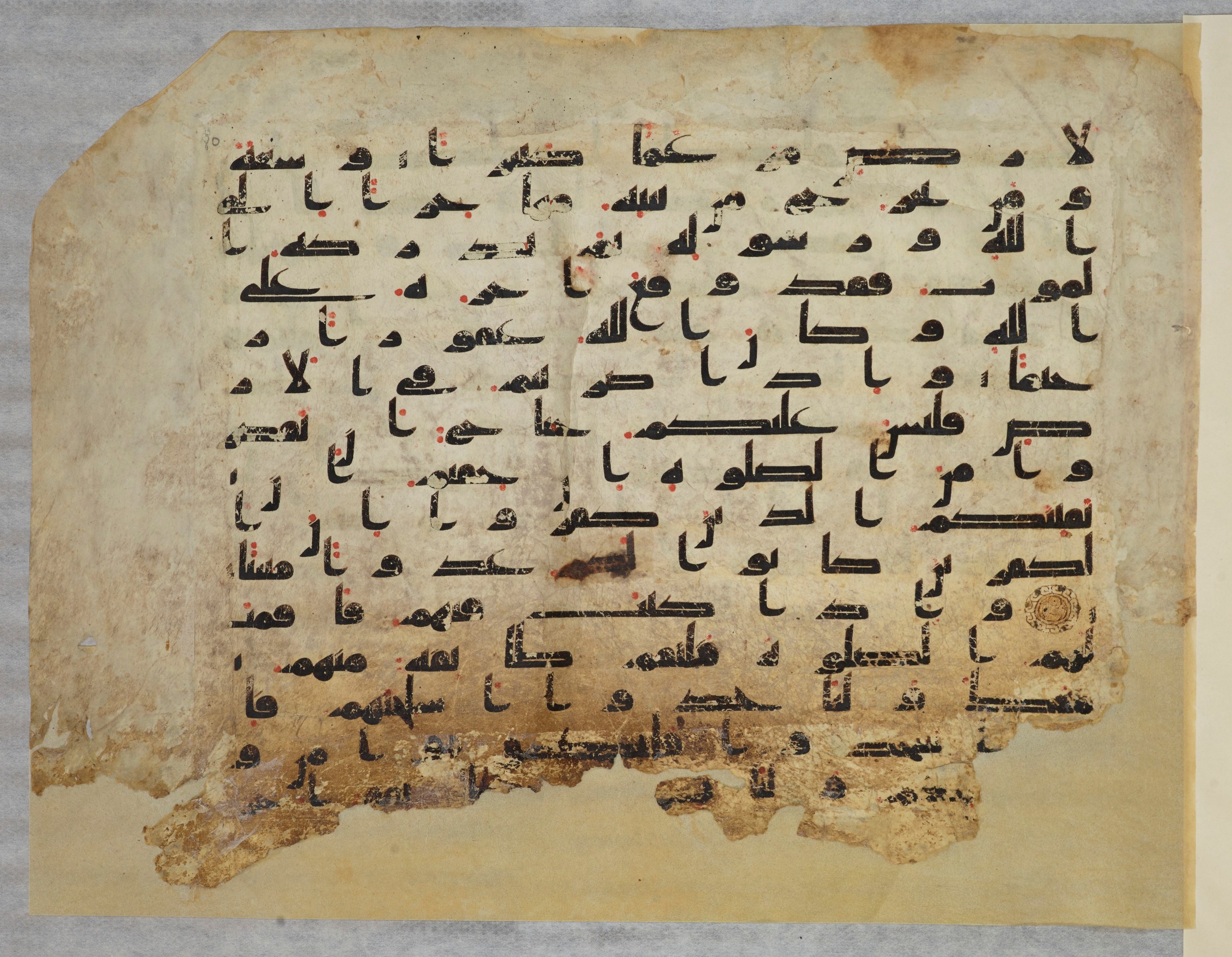 Paris, Bibliothèque nationale de France, Arabe 334 (h) (Scan 2), in Kufic B.II script, showing Surah 4:101 from 8th to 9th Century AD found in Fustat (Old Cairo), Egypt, currently housed at Bibliothèque nationale de France, Paris