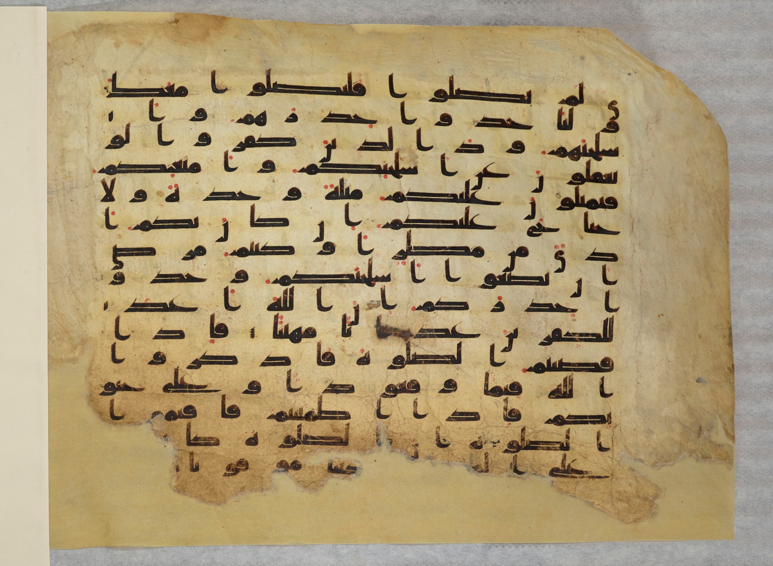 Paris, Bibliothèque nationale de France, Arabe 334 (h) (Scan 2), in Kufic B.II script, showing Surah 4:103 from 8th to 9th Century AD found in Fustat (Old Cairo), Egypt, currently housed at Bibliothèque nationale de France, Paris