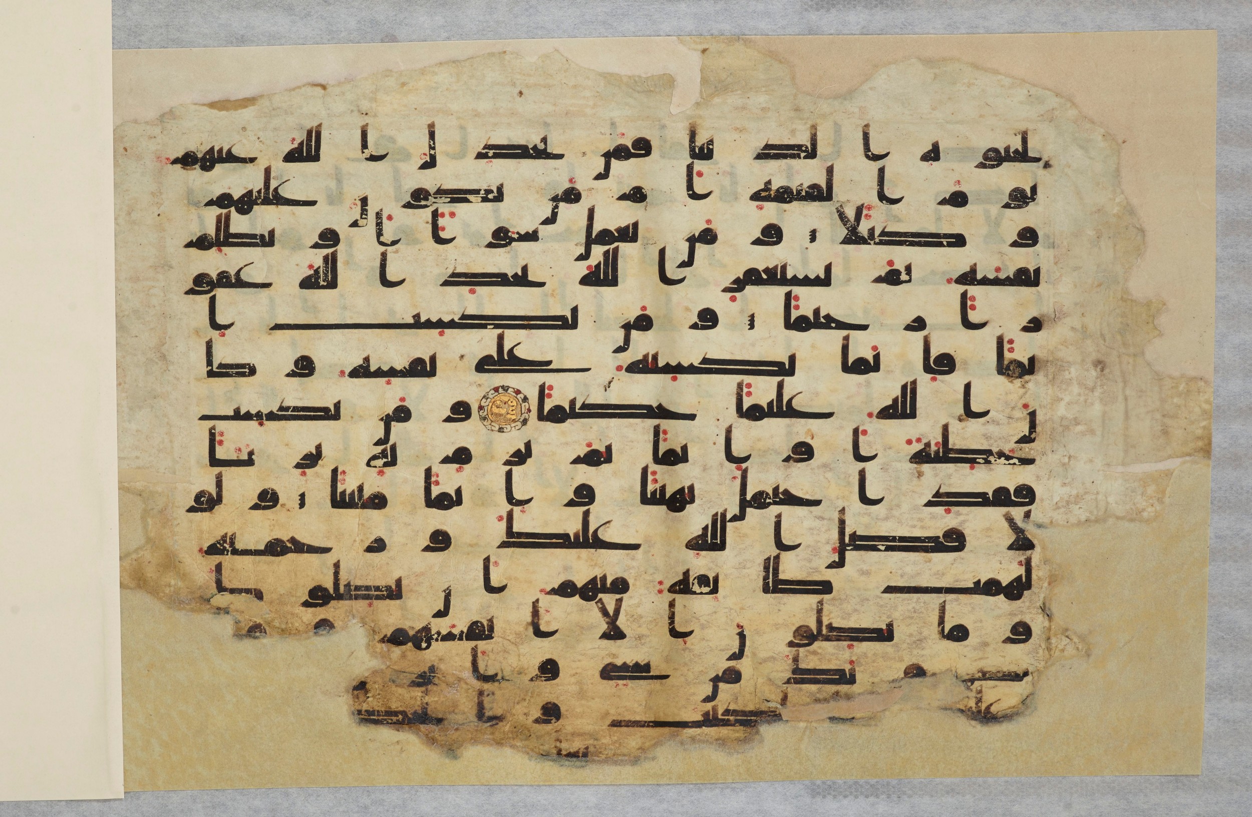 Paris, Bibliothèque nationale de France, Arabe 334 (h) (Scan 2), in Kufic B.II script, showing Surah 4:110 from 8th to 9th Century AD found in Fustat (Old Cairo), Egypt, currently housed at Bibliothèque nationale de France, Paris