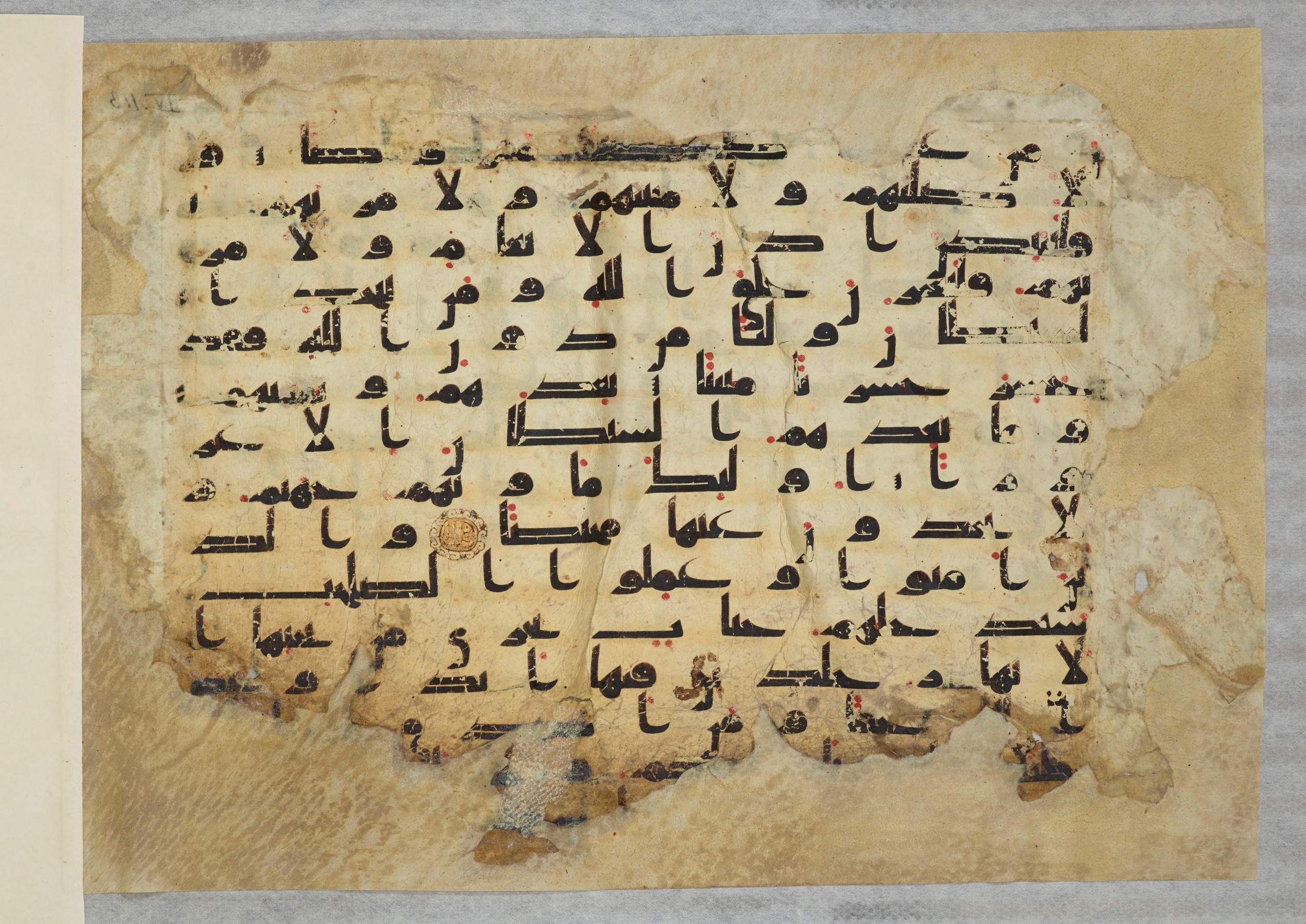 Paris, Bibliothèque nationale de France, Arabe 334 (h) (Scan 2), in Kufic B.II script, showing Surah 4:119 from 8th to 9th Century AD found in Fustat (Old Cairo), Egypt, currently housed at Bibliothèque nationale de France, Paris