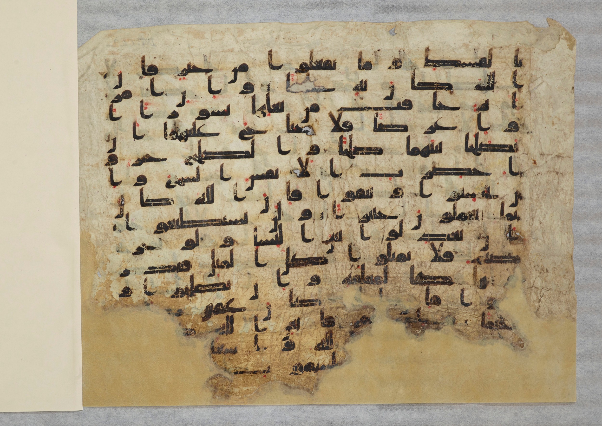 Paris, Bibliothèque nationale de France, Arabe 334 (h) (Scan 2), in Kufic B.II script, showing Surah 4:129 from 8th to 9th Century AD found in Fustat (Old Cairo), Egypt, currently housed at Bibliothèque nationale de France, Paris