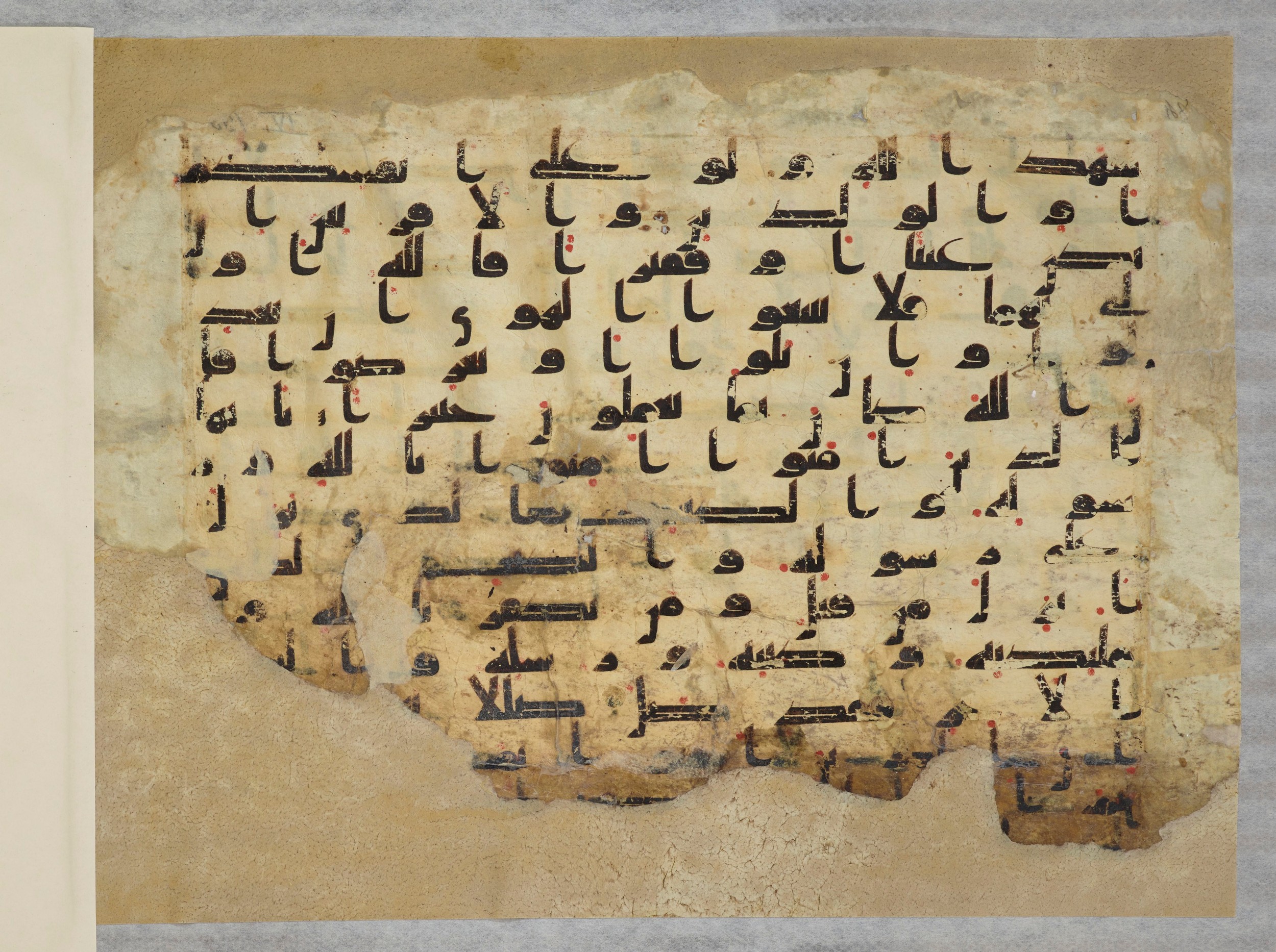 Paris, Bibliothèque nationale de France, Arabe 334 (h) (Scan 2), in Kufic B.II script, showing Surah 4:136 from 8th to 9th Century AD found in Fustat (Old Cairo), Egypt, currently housed at Bibliothèque nationale de France, Paris