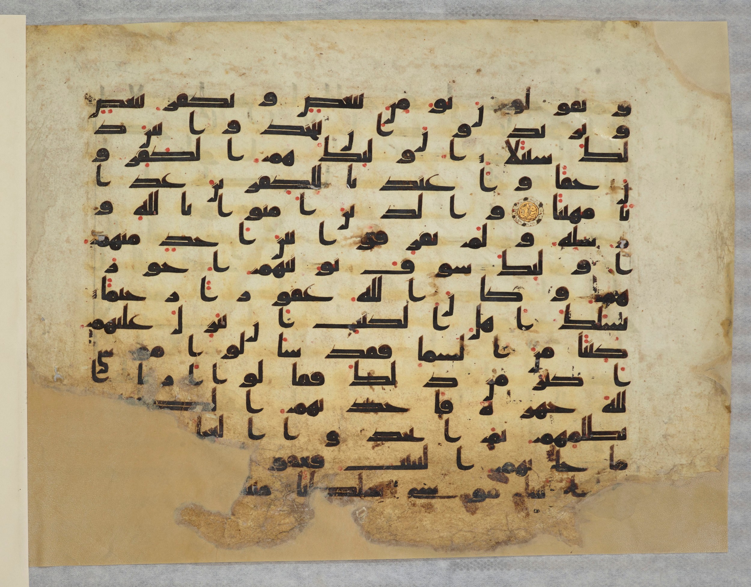 Paris, Bibliothèque nationale de France, Arabe 334 (h) (Scan 2), in Kufic B.II script, showing Surah 4:151 from 8th to 9th Century AD found in Fustat (Old Cairo), Egypt, currently housed at Bibliothèque nationale de France, Paris