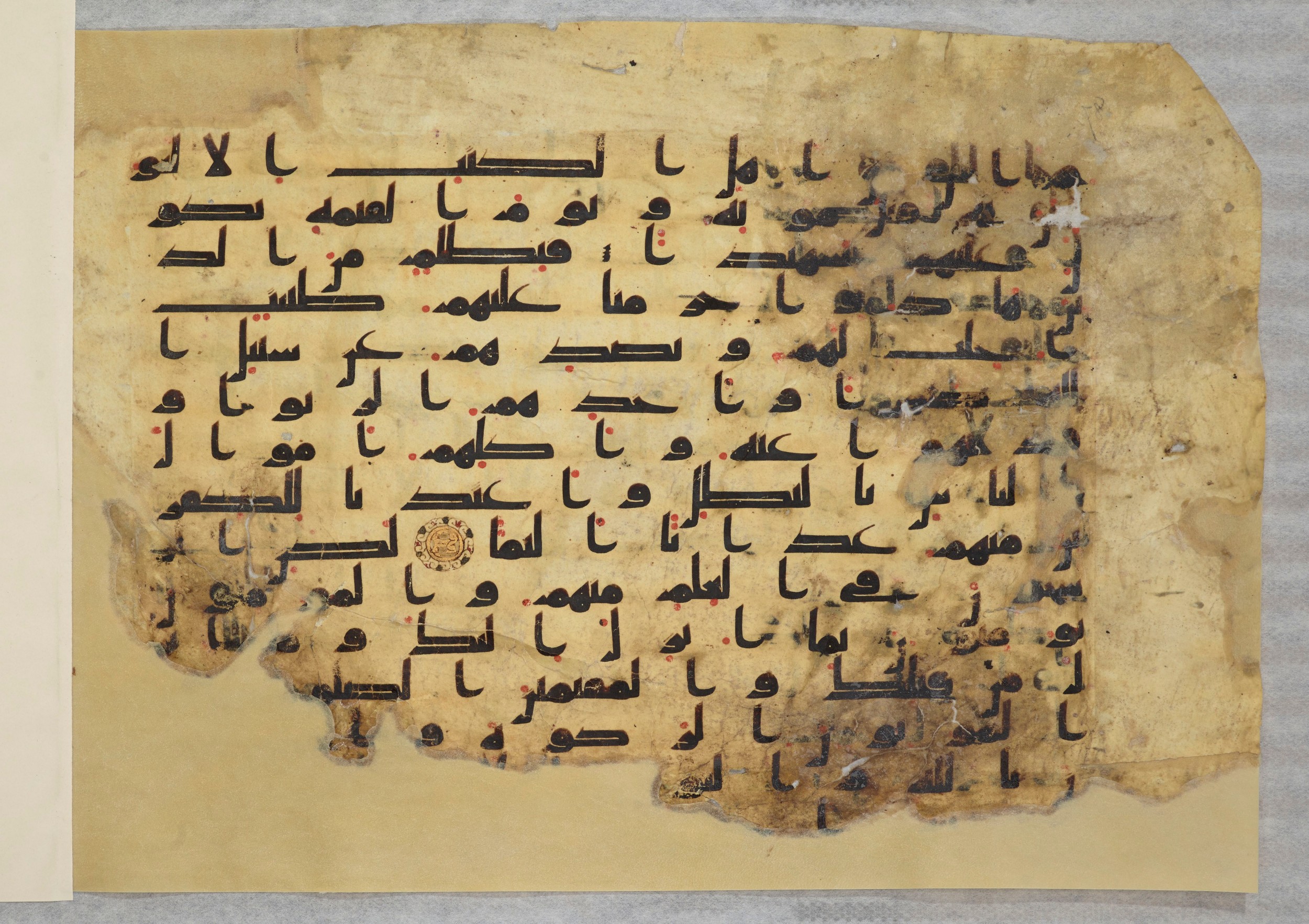 Paris, Bibliothèque nationale de France, Arabe 334 (h) (Scan 2), in Kufic B.II script, showing Surah 4:161 from 8th to 9th Century AD found in Fustat (Old Cairo), Egypt, currently housed at Bibliothèque nationale de France, Paris