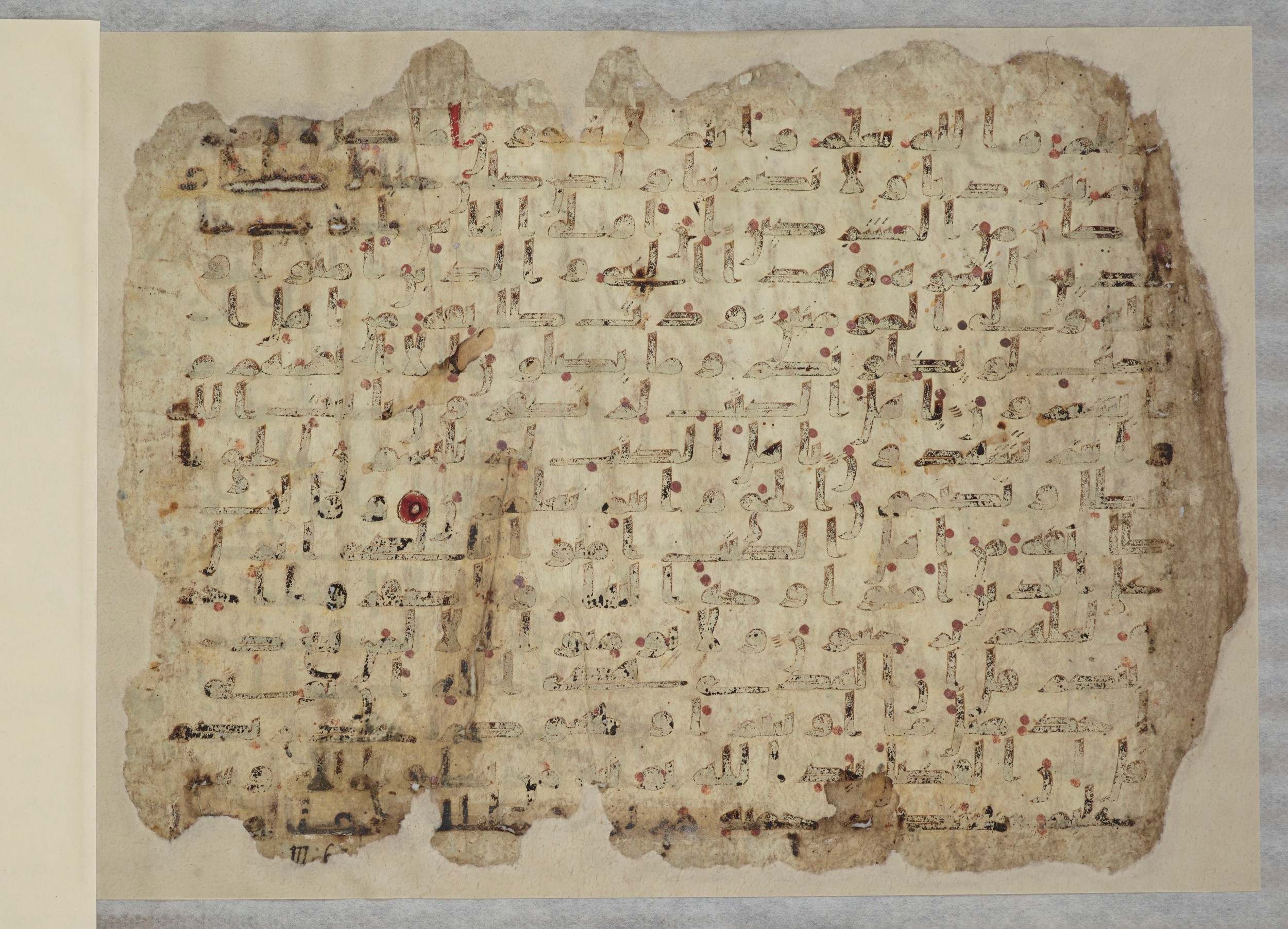 BnF Arabe 334 (i) (Scan 2), in Kūfī C.Ia script, showing Surah 3:71 from 8th to 9th Century AD found in Fustat (Old Cairo), Egypt, currently housed at Bibliothèque nationale de France, Paris