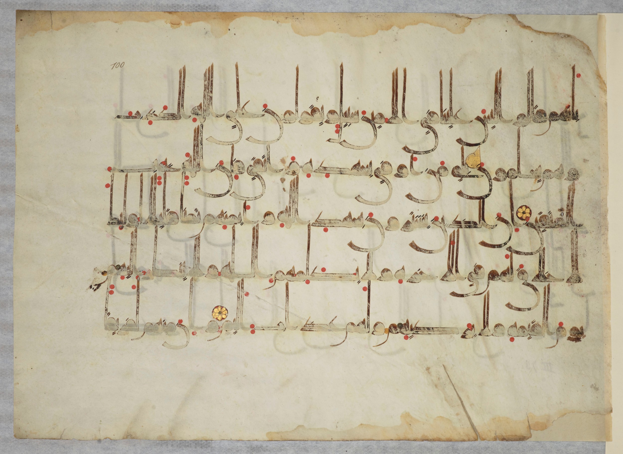Arabe 334 (j) (Scan 2), in D V c script, showing Surah 3:75 from 9th to 10th Century AD found in Fustat (Old Cairo), Egypt, currently housed at Bibliothèque nationale de France, Paris