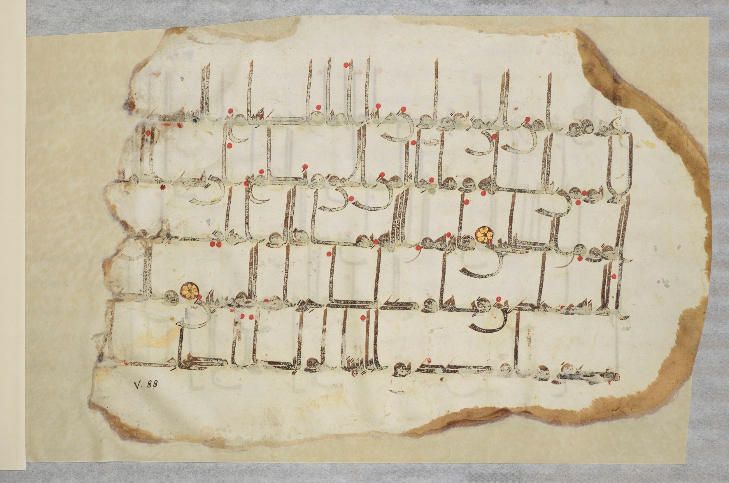 Arabe 334 (j) (Scan 4), in D V c script, showing Surah 5:83 from 9th to 10th Century AD found in Fustat (Old Cairo), Egypt, currently housed at Bibliothèque nationale de France, Paris