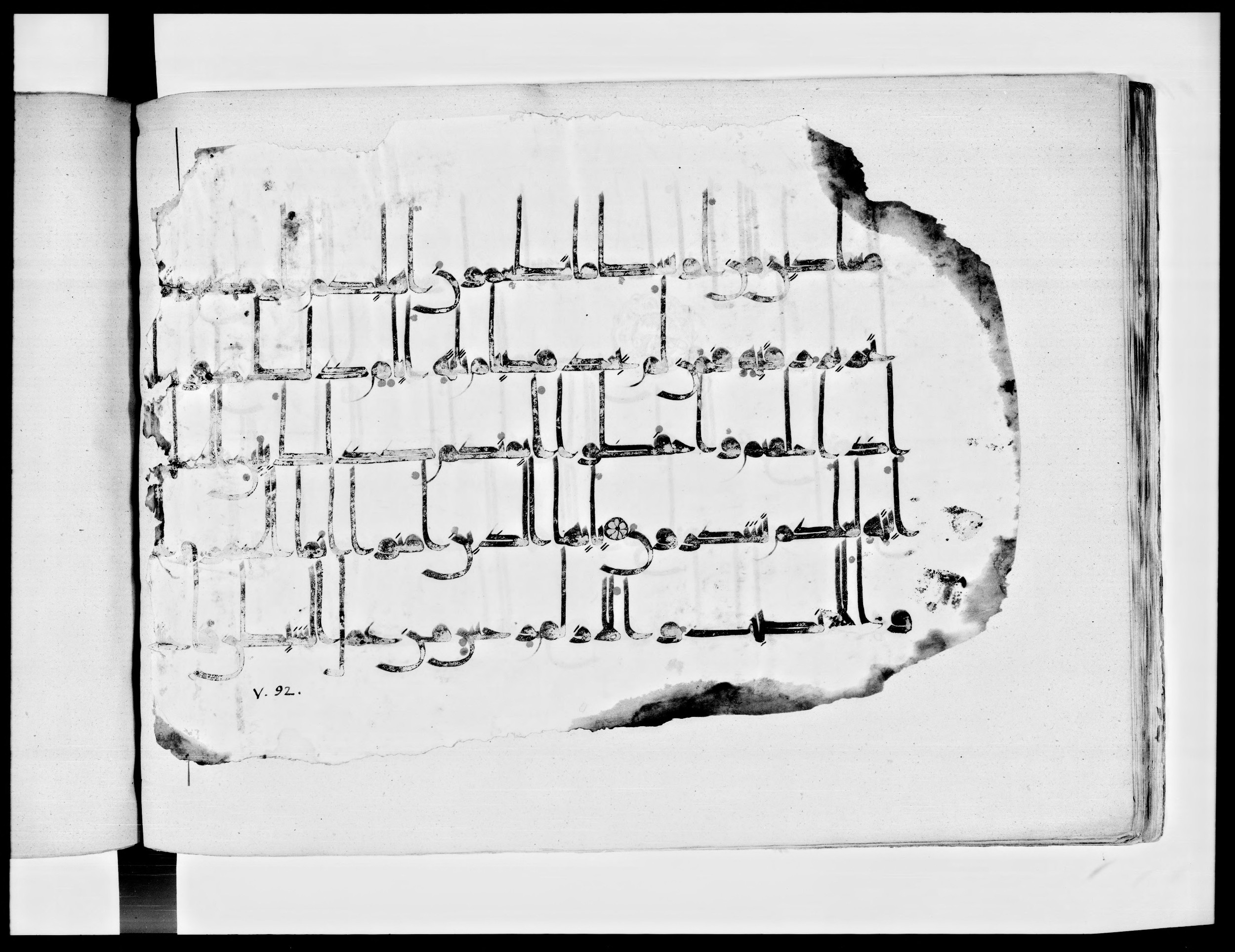 Arabe 334 (j) (Scan 1), in D V c script, showing Surah 5:90 from 9th to 10th Century AD found in Fustat (Old Cairo), Egypt, currently housed at Bibliothèque nationale de France, Paris