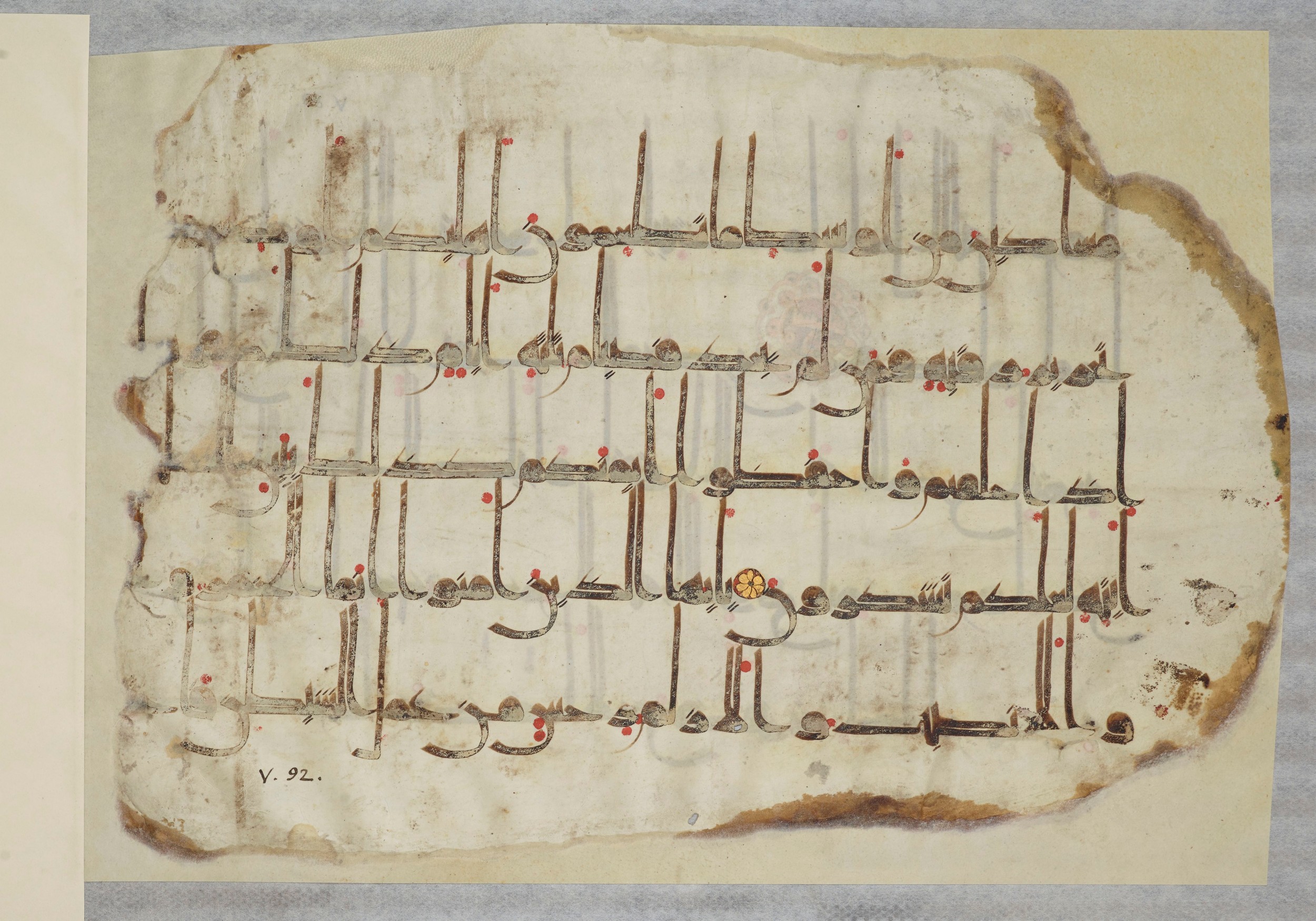 Arabe 334 (j) (Scan 2), in D V c script, showing Surah 5:90 from 9th to 10th Century AD found in Fustat (Old Cairo), Egypt, currently housed at Bibliothèque nationale de France, Paris