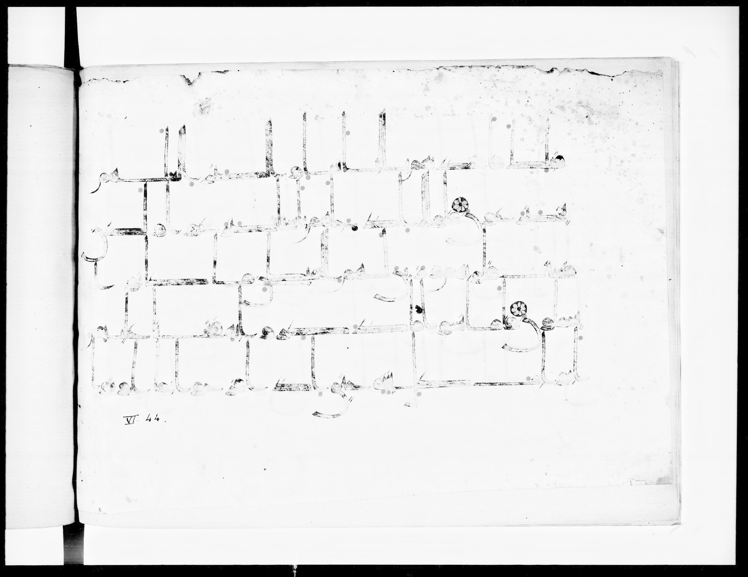 Arabe 334 (j) (Scan 1), in D V c script, showing Surah 6:43 from 9th to 10th Century AD found in Fustat (Old Cairo), Egypt, currently housed at Bibliothèque nationale de France, Paris