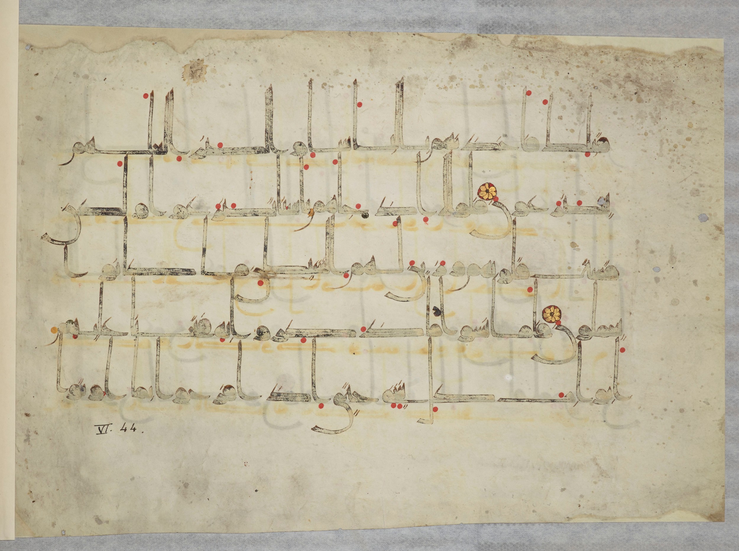 Arabe 334 (j) (Scan 2), in D V c script, showing Surah 6:43 from 9th to 10th Century AD found in Fustat (Old Cairo), Egypt, currently housed at Bibliothèque nationale de France, Paris