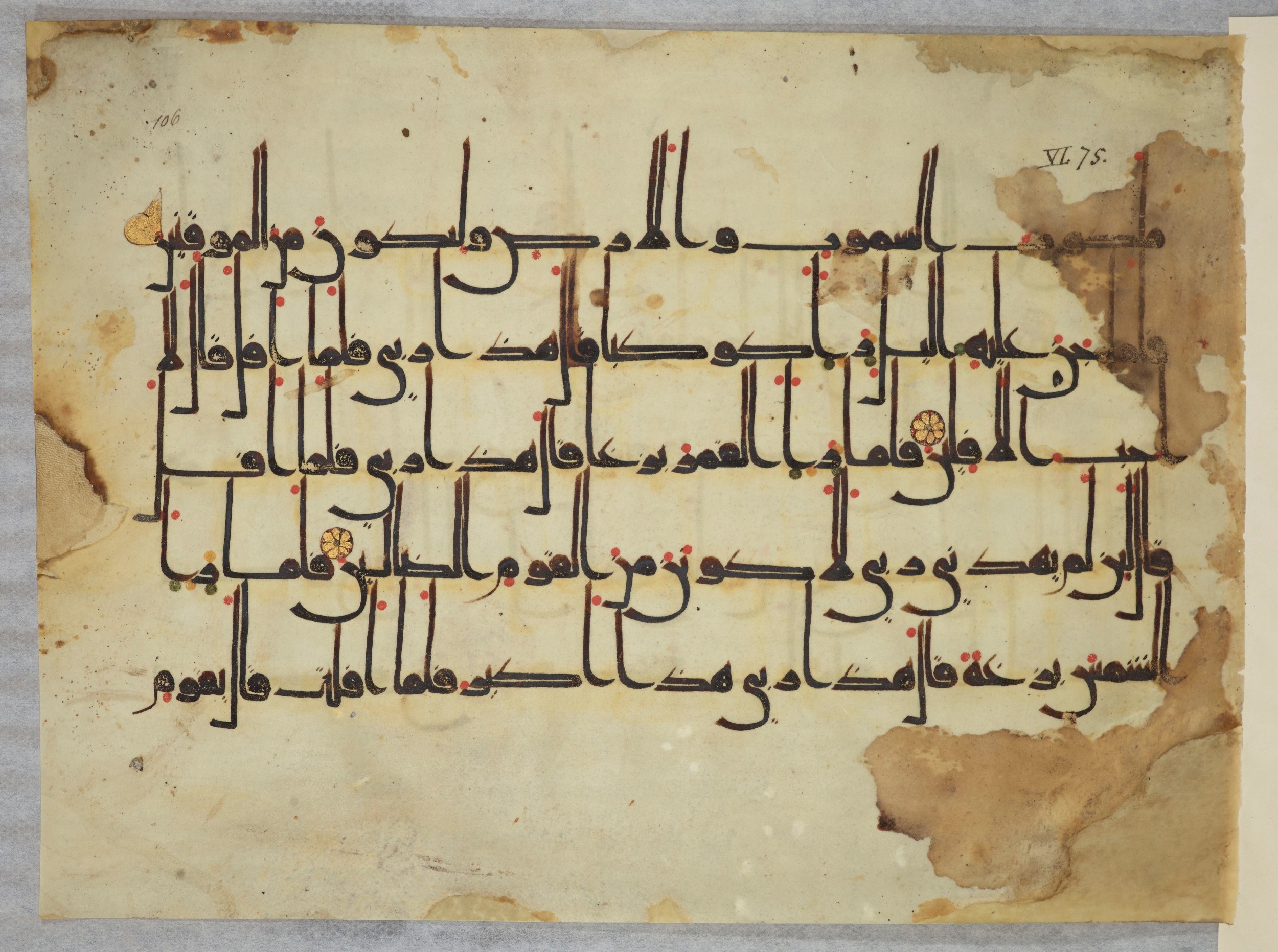 Arabe 334 (j) (Scan 2), in D V c script, showing Surah 6:76 from 9th to 10th Century AD found in Fustat (Old Cairo), Egypt, currently housed at Bibliothèque nationale de France, Paris