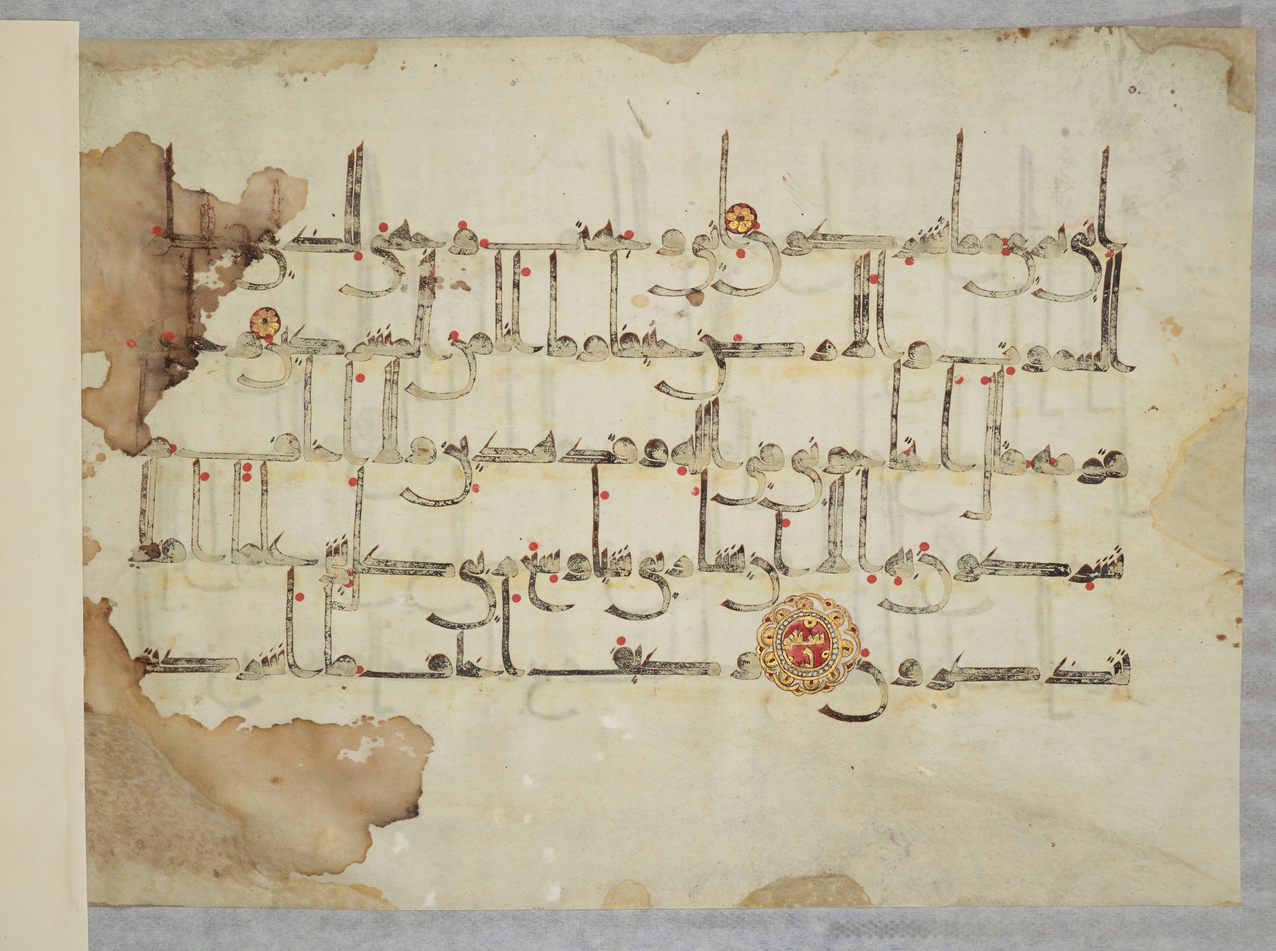 Arabe 334 (j) (Scan 2), in D V c script, showing Surah 6:80 from 9th to 10th Century AD found in Fustat (Old Cairo), Egypt, currently housed at Bibliothèque nationale de France, Paris