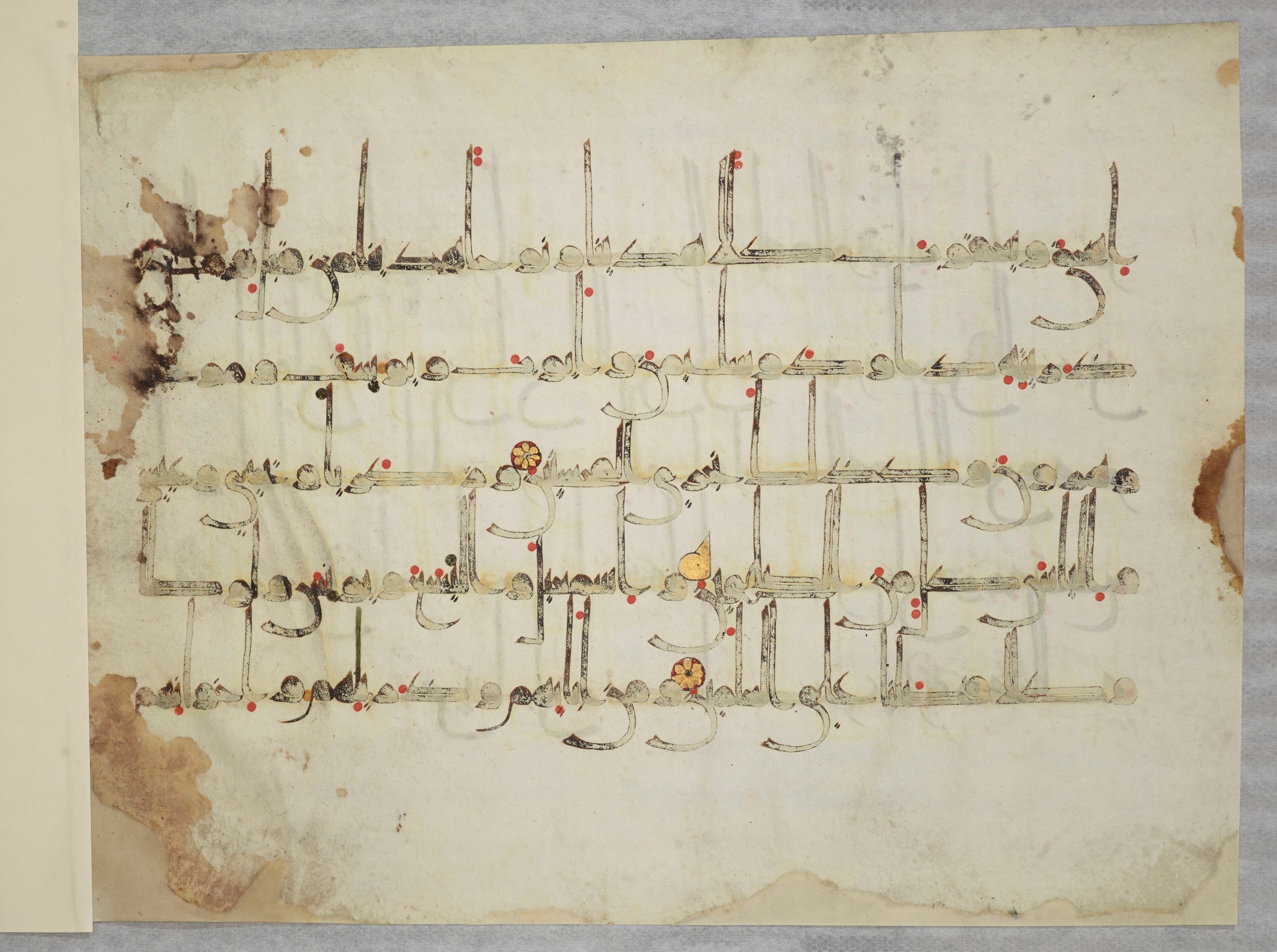 Arabe 334 (j) (Scan 2), in D V c script, showing Surah 6:85 from 9th to 10th Century AD found in Fustat (Old Cairo), Egypt, currently housed at Bibliothèque nationale de France, Paris