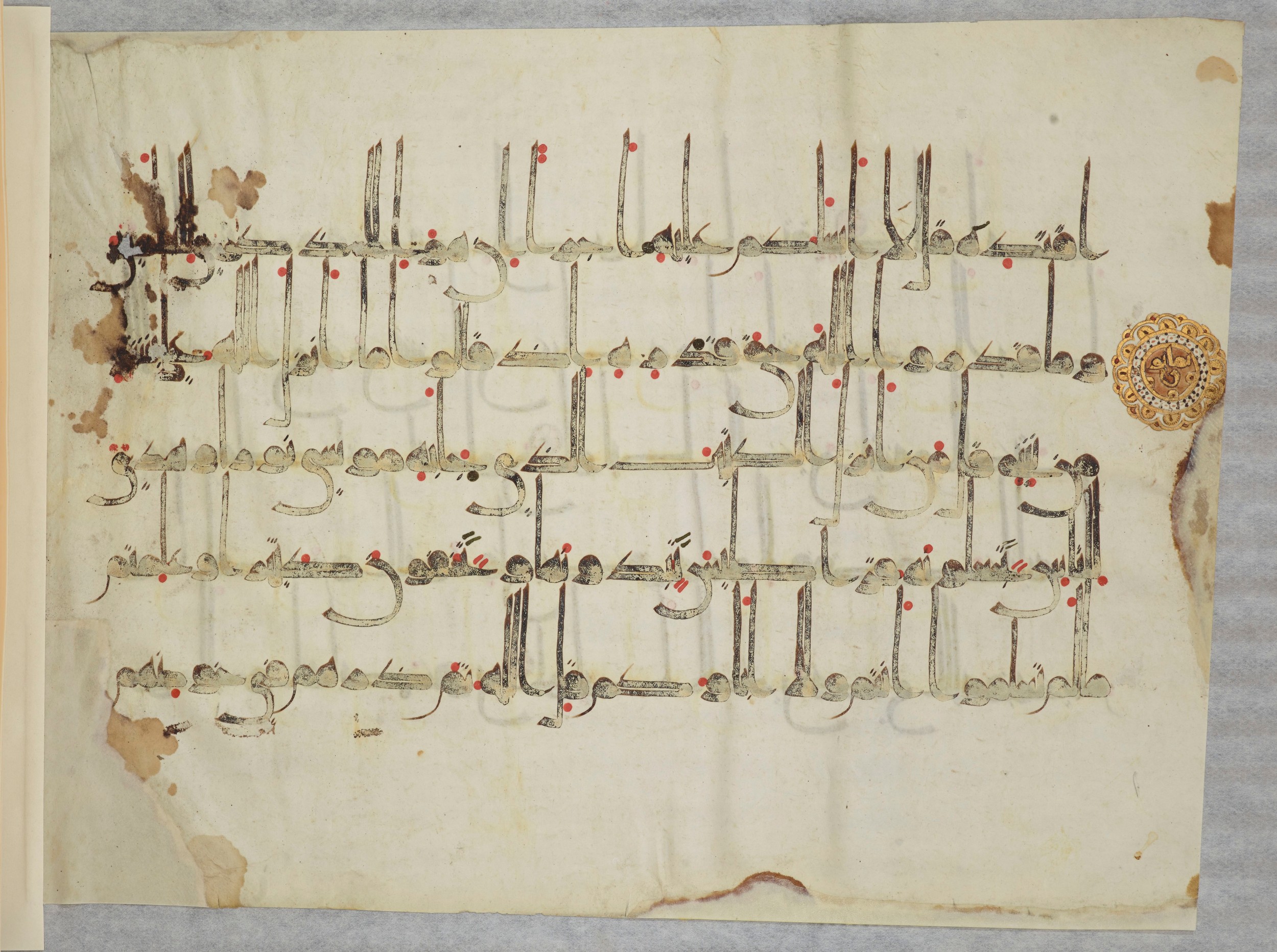 Arabe 334 (j) (Scan 2), in D V c script, showing Surah 6:91 from 9th to 10th Century AD found in Fustat (Old Cairo), Egypt, currently housed at Bibliothèque nationale de France, Paris