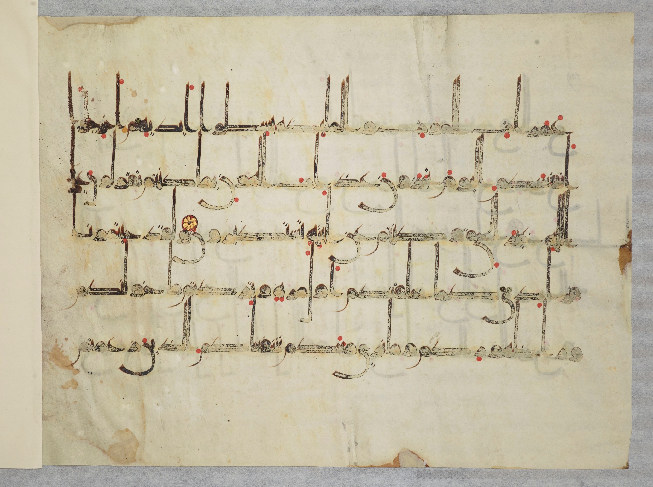 Arabe 334 (j) (Scan 2), in D V c script, showing Surah 6:94 from 9th to 10th Century AD found in Fustat (Old Cairo), Egypt, currently housed at Bibliothèque nationale de France, Paris