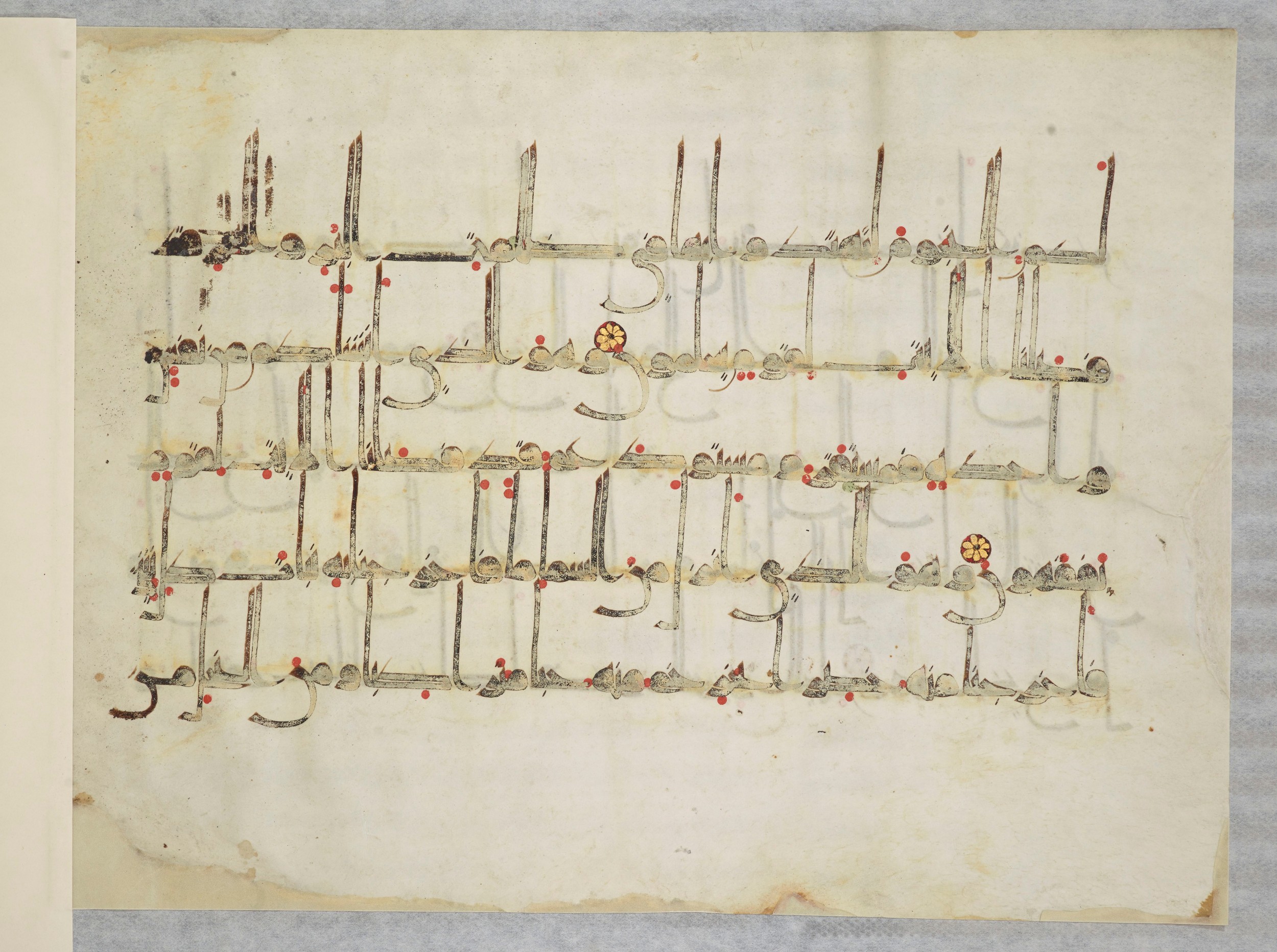 Arabe 334 (j) (Scan 2), in D V c script, showing Surah 6:99 from 9th to 10th Century AD found in Fustat (Old Cairo), Egypt, currently housed at Bibliothèque nationale de France, Paris