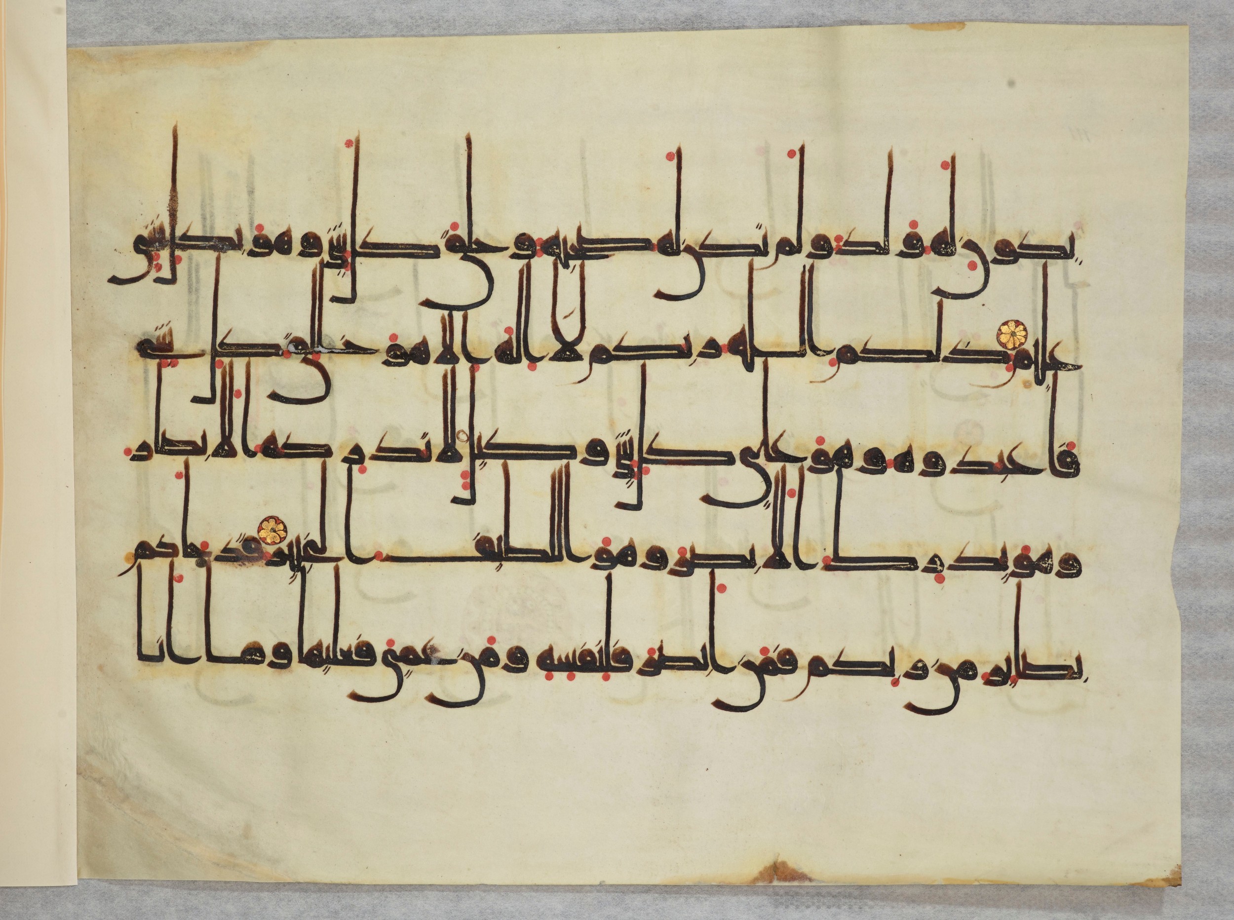Arabe 334 (j) (Scan 2), in D V c script, showing Surah 6:103 from 9th to 10th Century AD found in Fustat (Old Cairo), Egypt, currently housed at Bibliothèque nationale de France, Paris