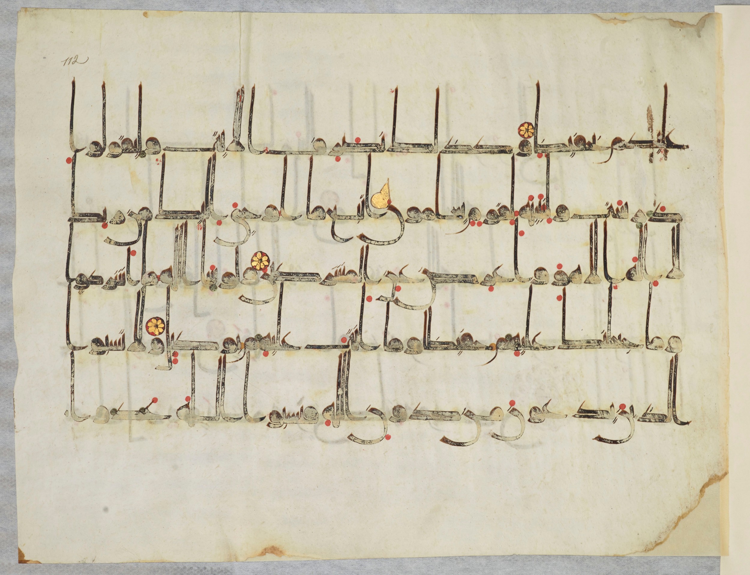Arabe 334 (j) (Scan 2), in D V c script, showing Surah 6:108 from 9th to 10th Century AD found in Fustat (Old Cairo), Egypt, currently housed at Bibliothèque nationale de France, Paris