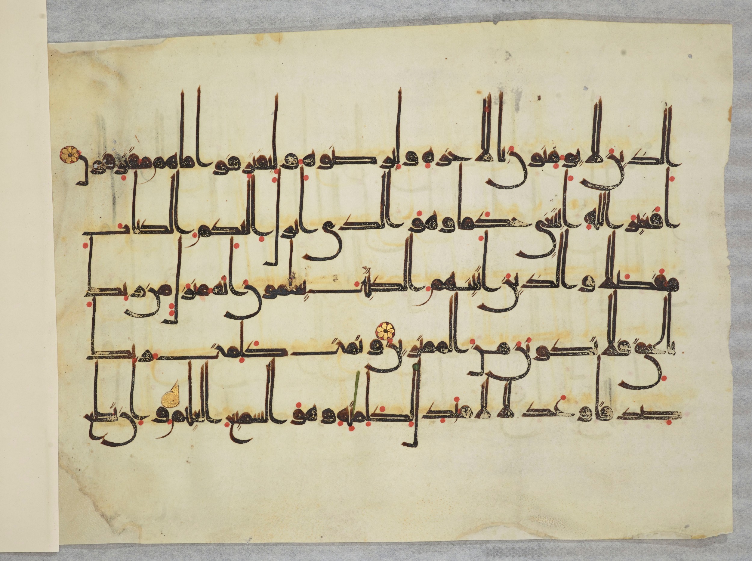 Arabe 334 (j) (Scan 2), in D V c script, showing Surah 6:116 from 9th to 10th Century AD found in Fustat (Old Cairo), Egypt, currently housed at Bibliothèque nationale de France, Paris