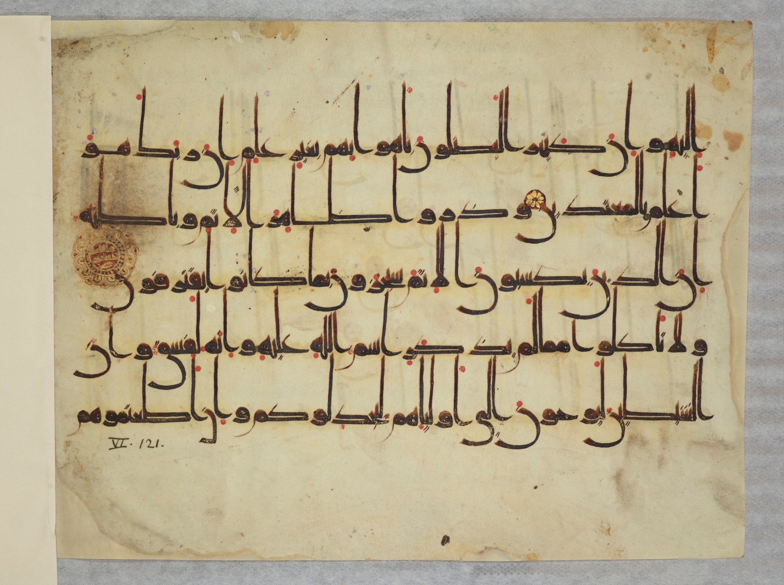 Arabe 334 (j) (Scan 2), in D V c script, showing Surah 6:121 from 9th to 10th Century AD found in Fustat (Old Cairo), Egypt, currently housed at Bibliothèque nationale de France, Paris