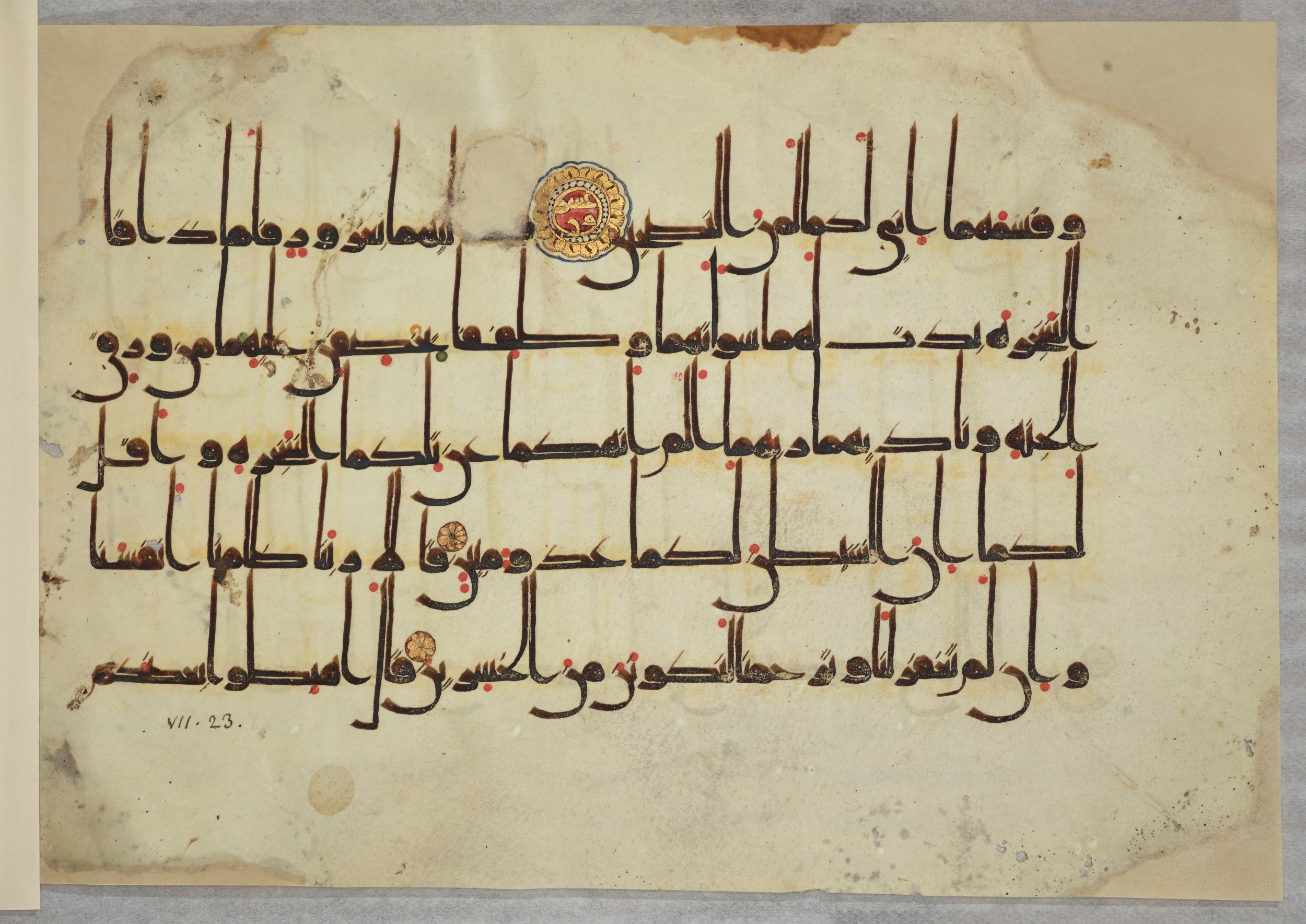 Arabe 334 (j) (Scan 2), in D V c script, showing Surah 7:22 from 9th to 10th Century AD found in Fustat (Old Cairo), Egypt, currently housed at Bibliothèque nationale de France, Paris