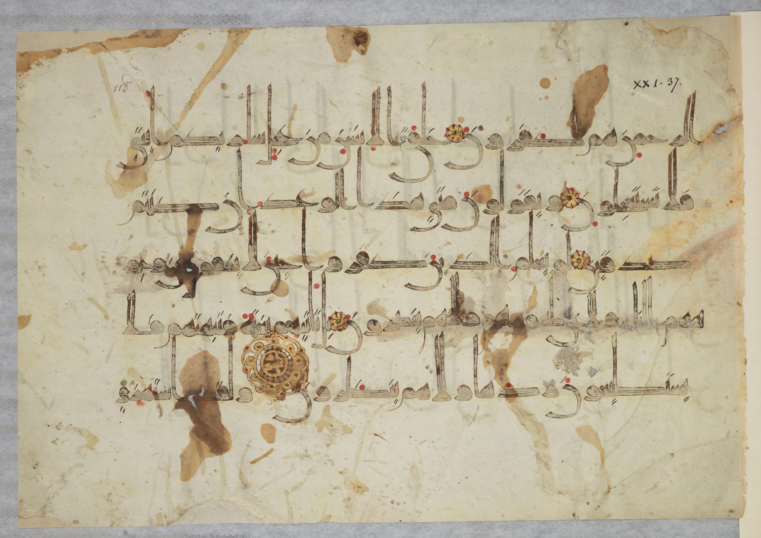 Arabe 334 (j) (Scan 2), in D V c script, showing Surah 21:41 from 9th to 10th Century AD found in Fustat (Old Cairo), Egypt, currently housed at Bibliothèque nationale de France, Paris