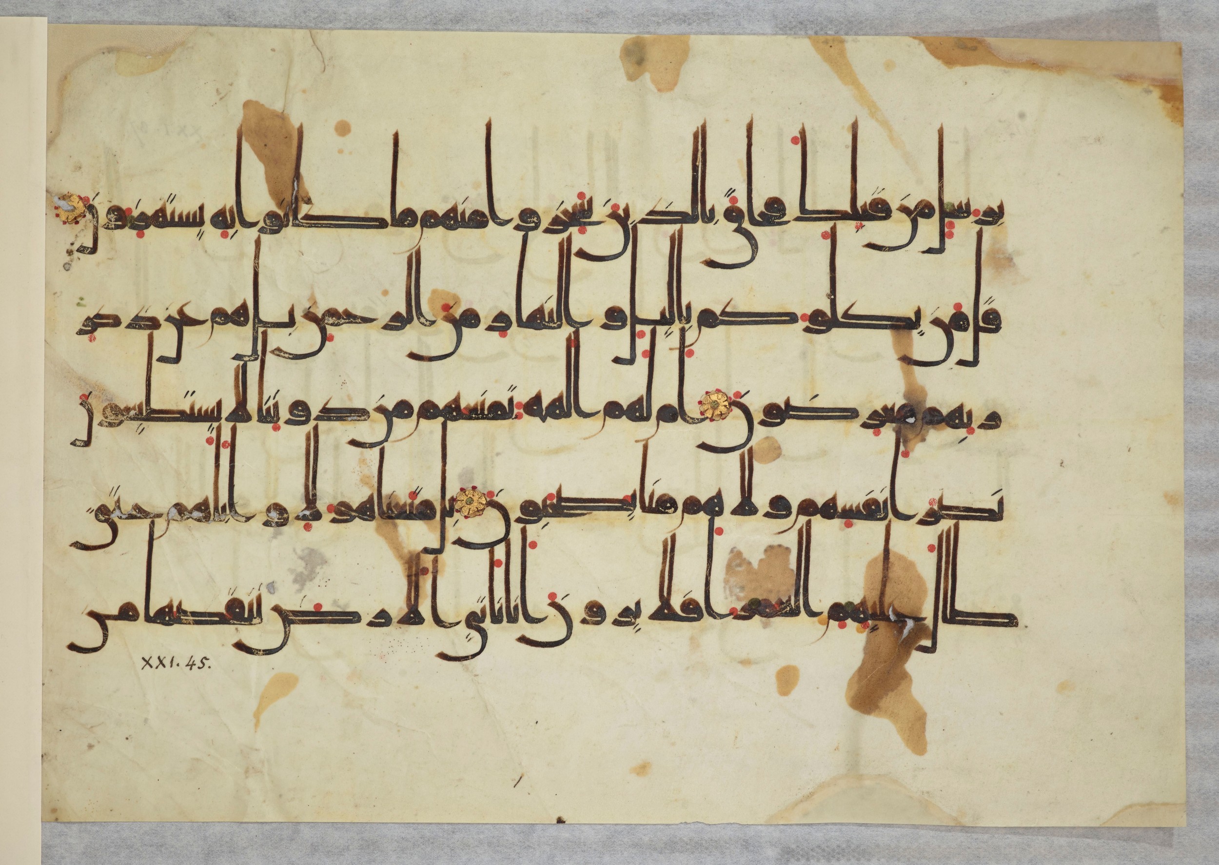 Arabe 334 (j) (Scan 4), in D V c script, showing Surah 21:41 from 9th to 10th Century AD found in Fustat (Old Cairo), Egypt, currently housed at Bibliothèque nationale de France, Paris