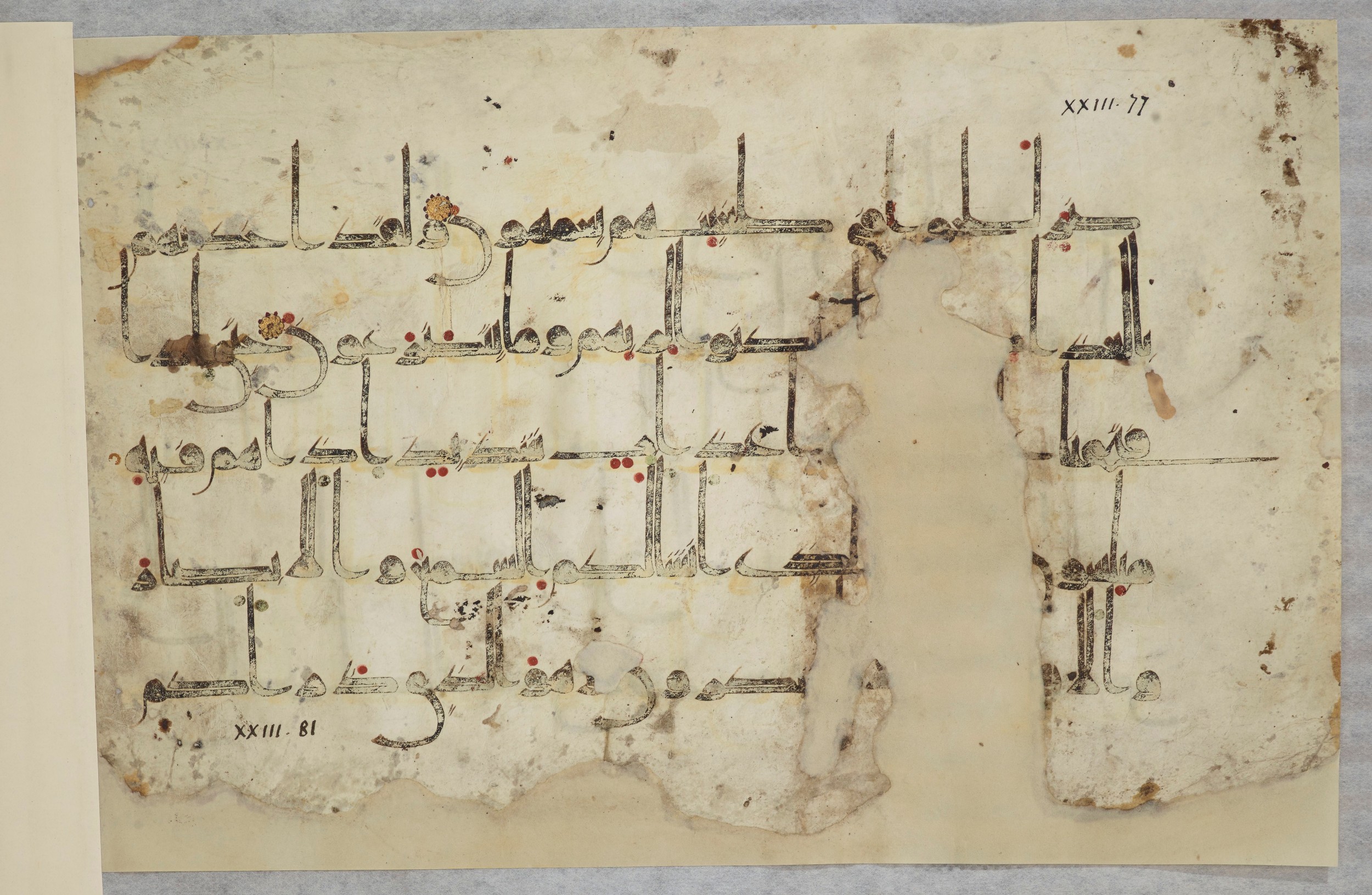 Arabe 334 (j) (Scan 2), in D V c script, showing Surah 23:76 from 9th to 10th Century AD found in Fustat (Old Cairo), Egypt, currently housed at Bibliothèque nationale de France, Paris