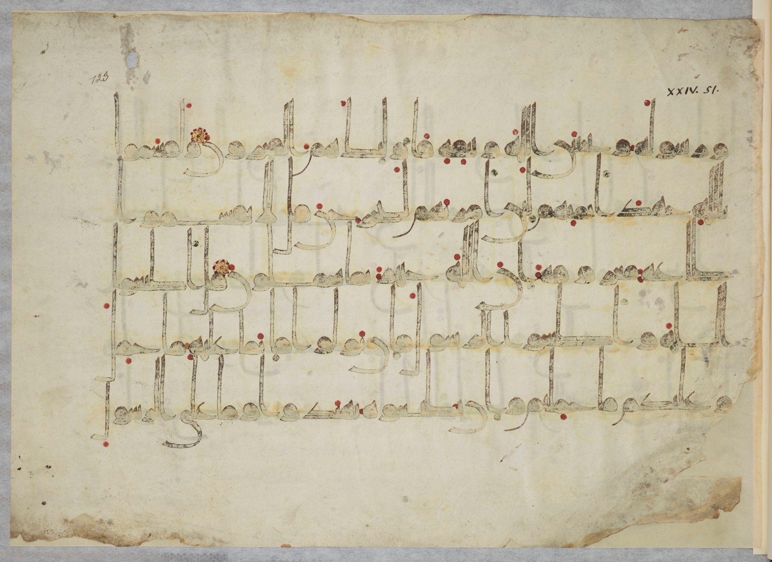 Arabe 334 (j) (Scan 2), in D V c script, showing Surah 24:52 from 9th to 10th Century AD found in Fustat (Old Cairo), Egypt, currently housed at Bibliothèque nationale de France, Paris